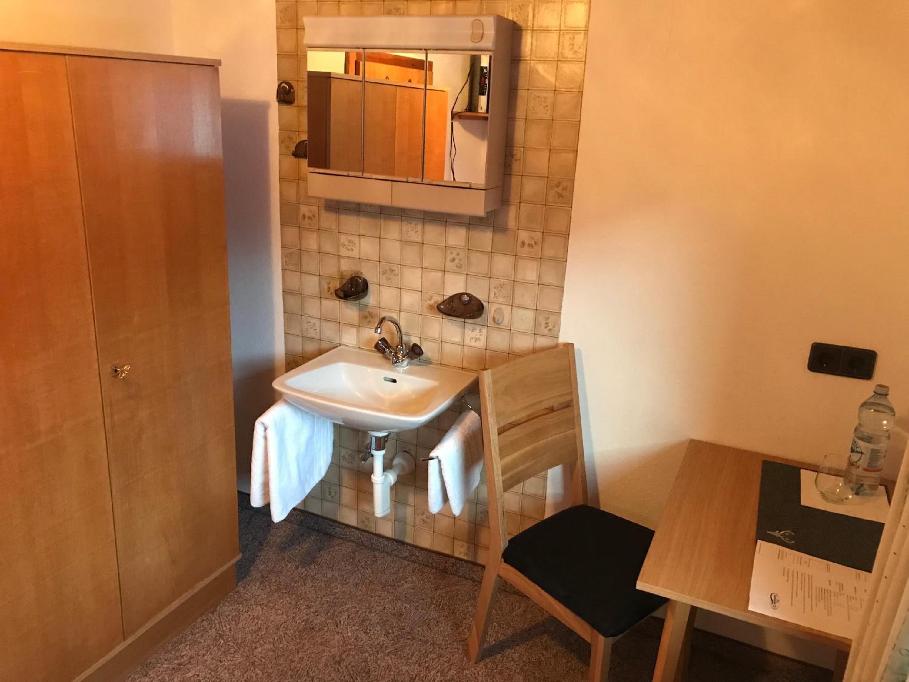 Single Room with Shared Shower and Toilet photo 2