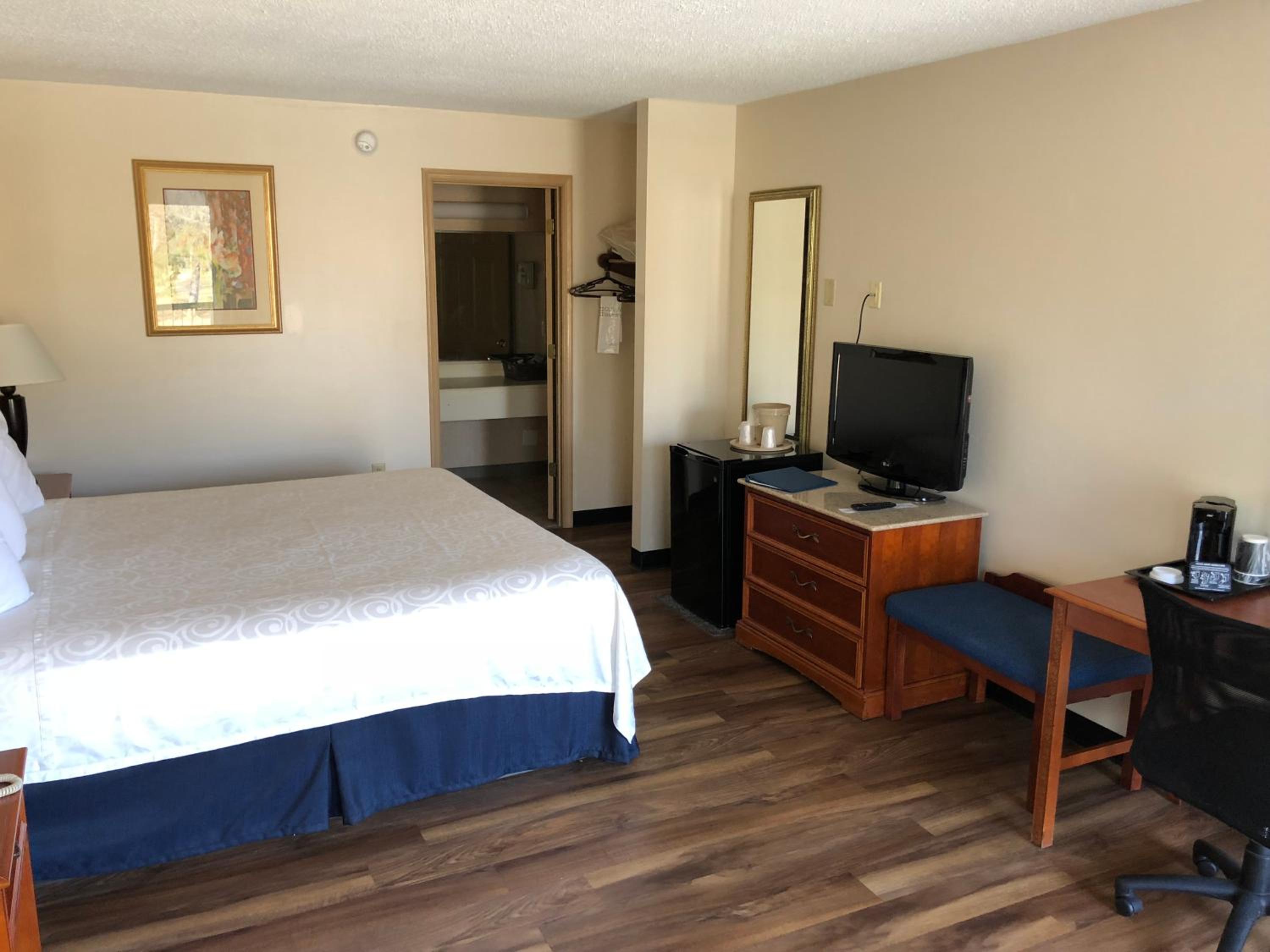 King Room - Non-Smoking - Photo 1