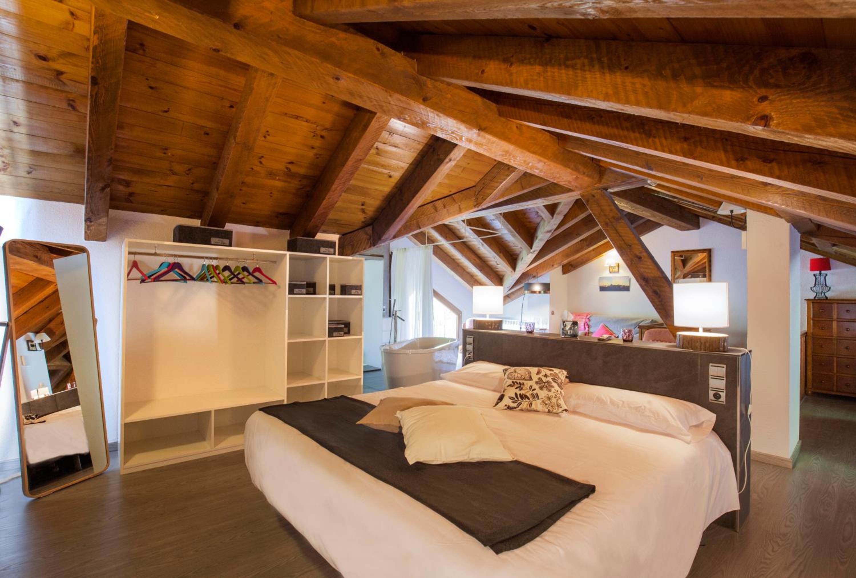 Deluxe King Suite photo 1