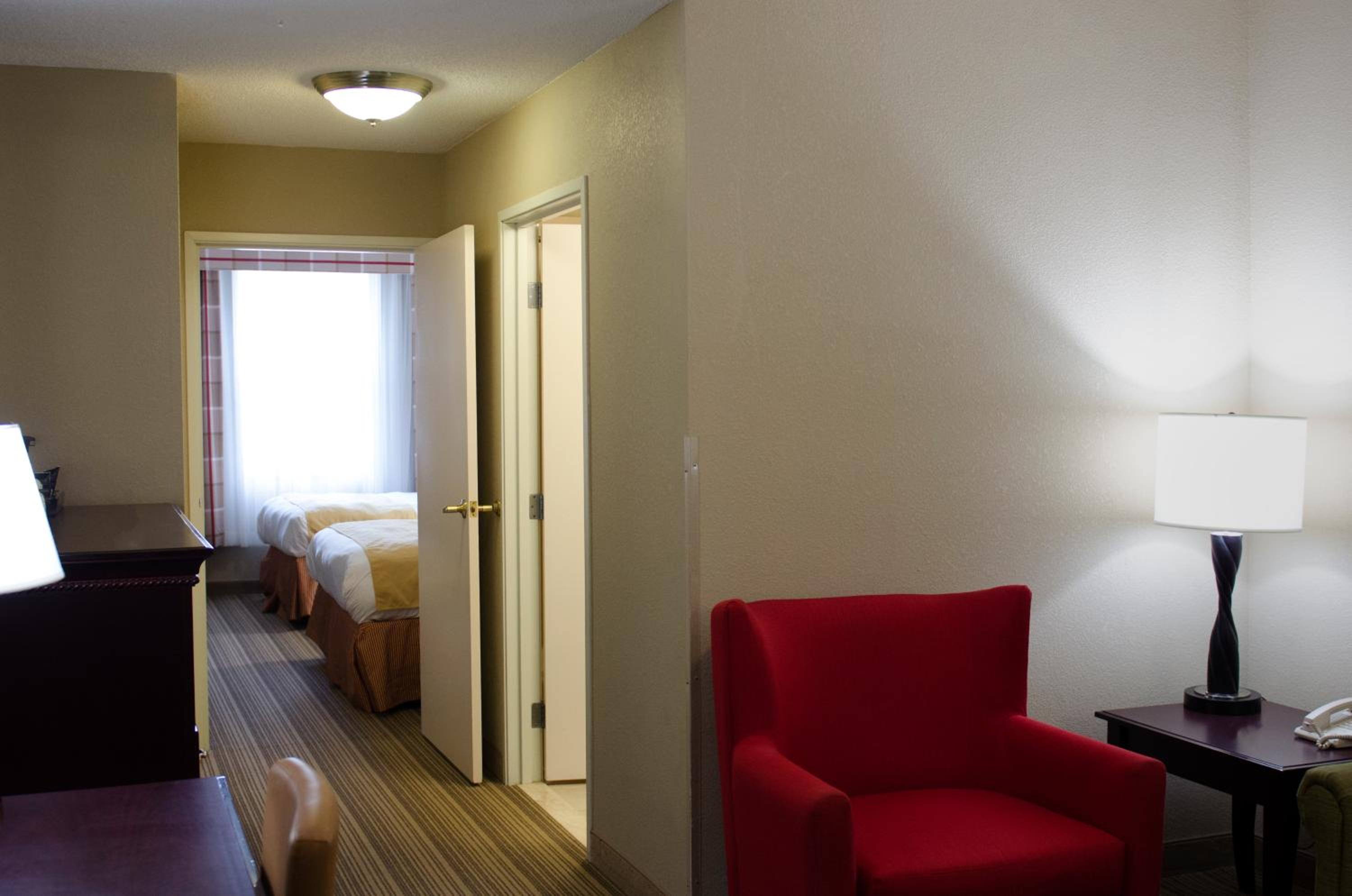 Queen Suite with Two Queen Beds and Kitchen - Non-Smoking - Photo 6