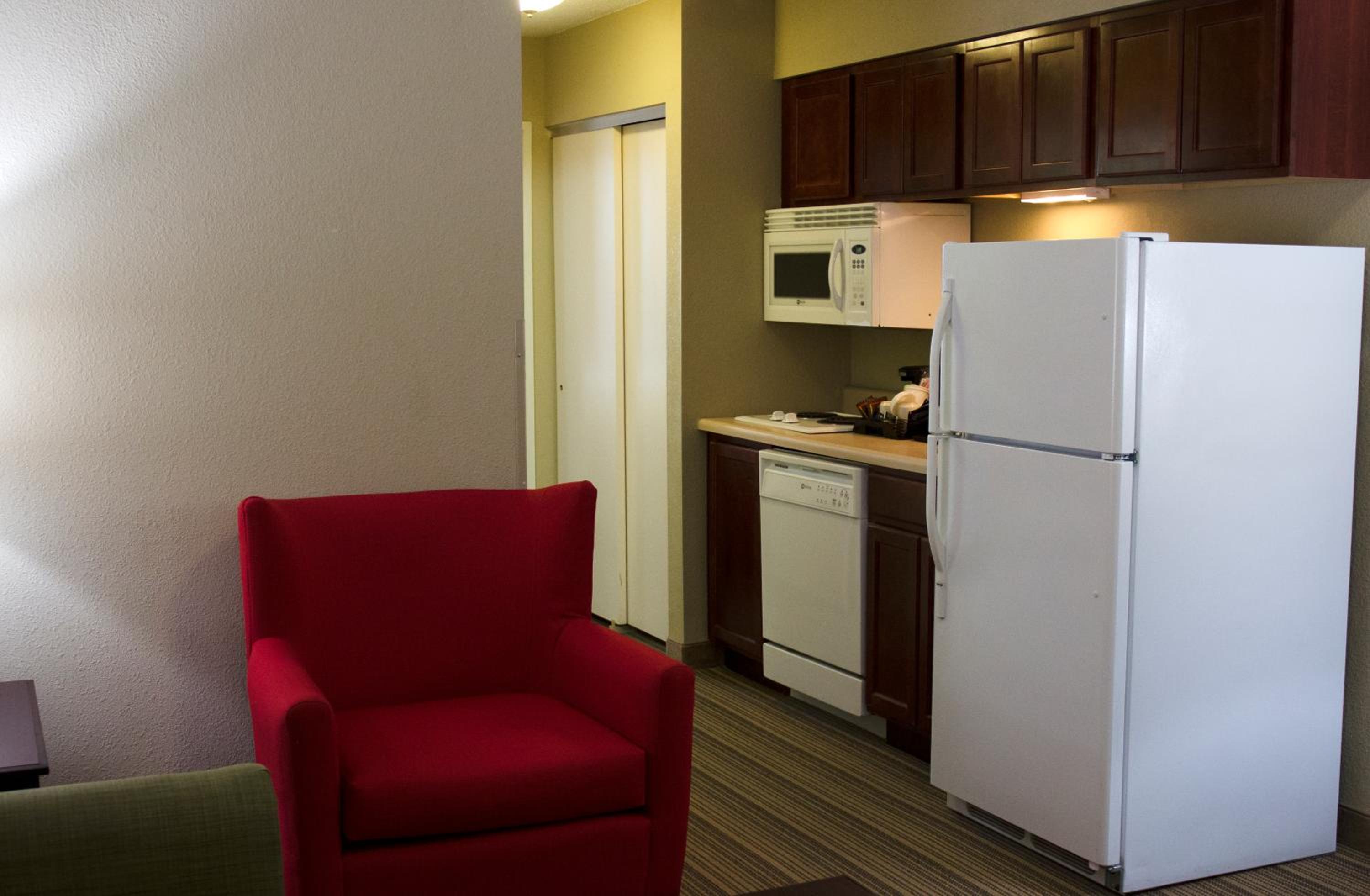 Queen Suite with Two Queen Beds and Kitchen - Non-Smoking - Photo 5