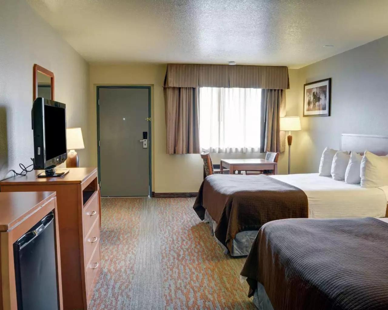Queen Room with Two Queen Beds - Non-Smoking - Photo 2