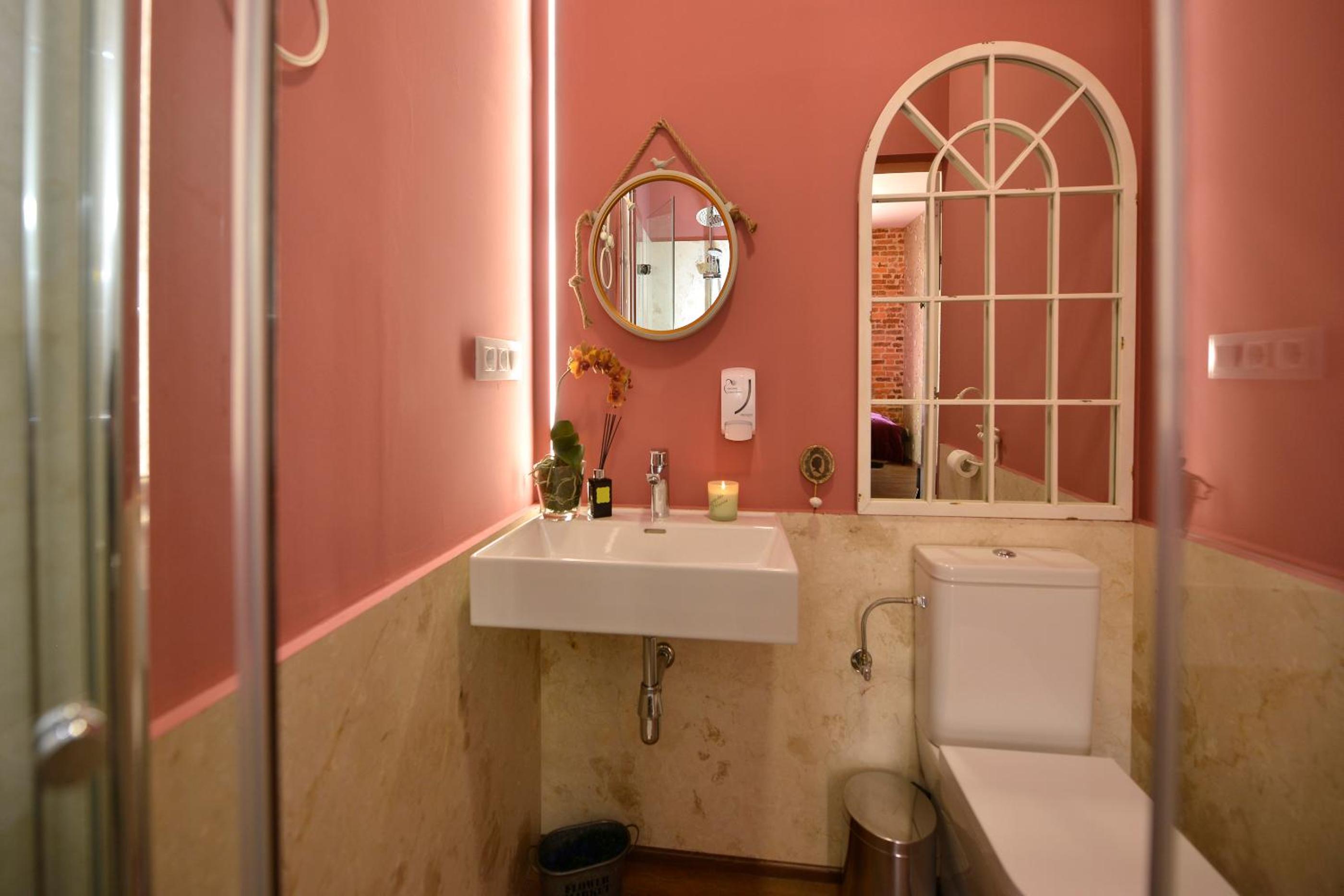 Superior Room with City View - Photo 4