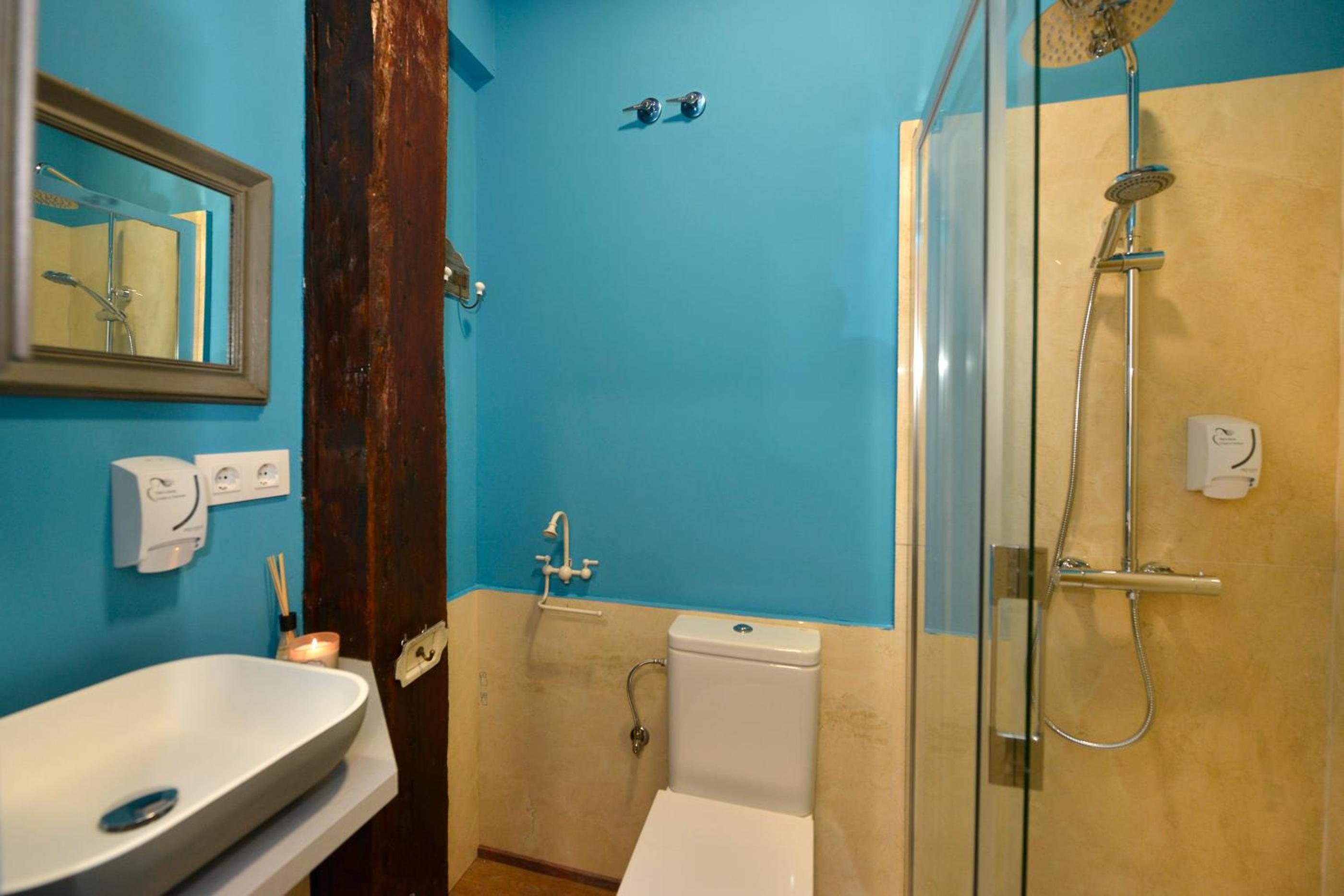 Standard Room with Extra Bed (3 Adults) - Photo 3