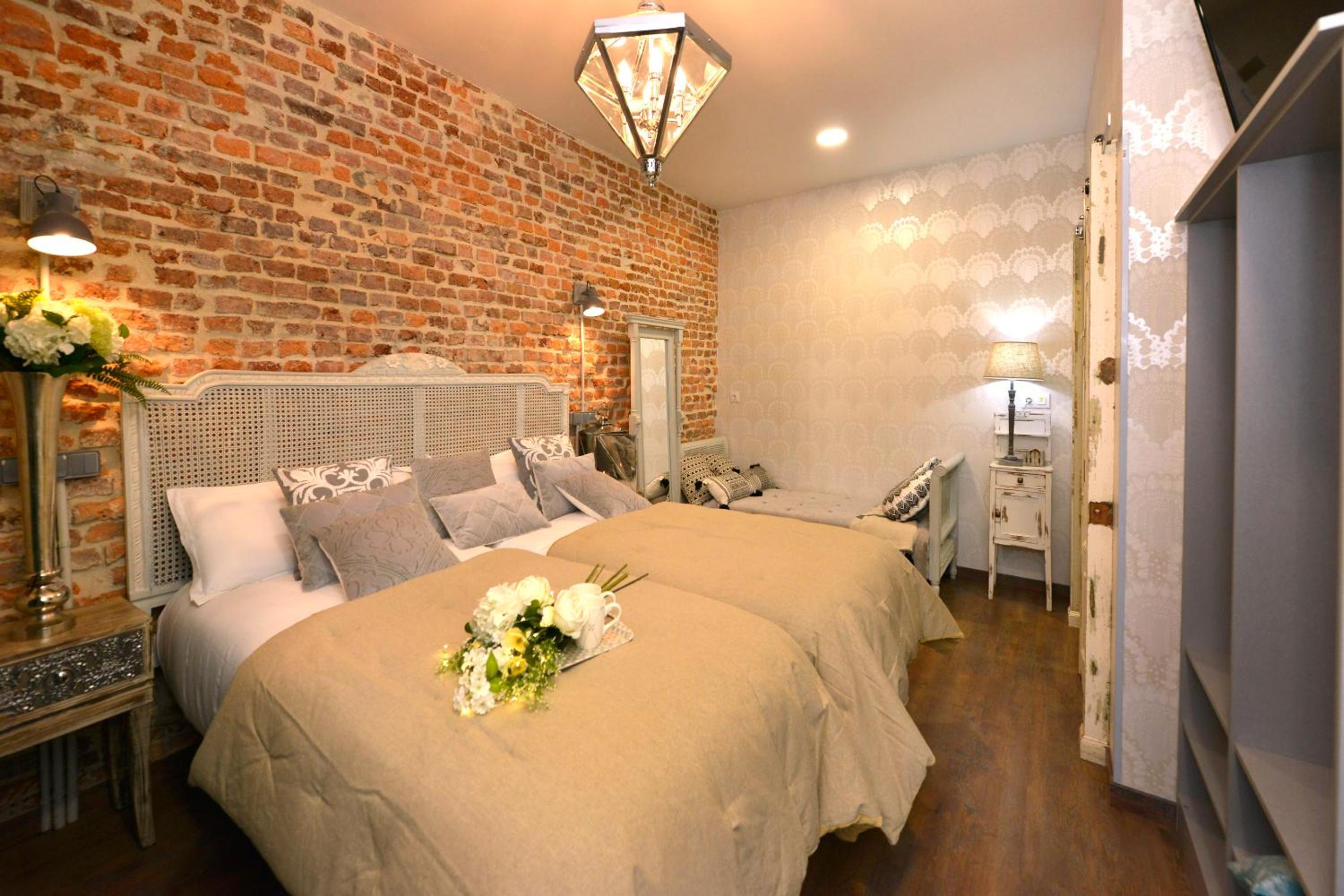 Standard Room with Extra Bed (3 Adults) - Photo 2