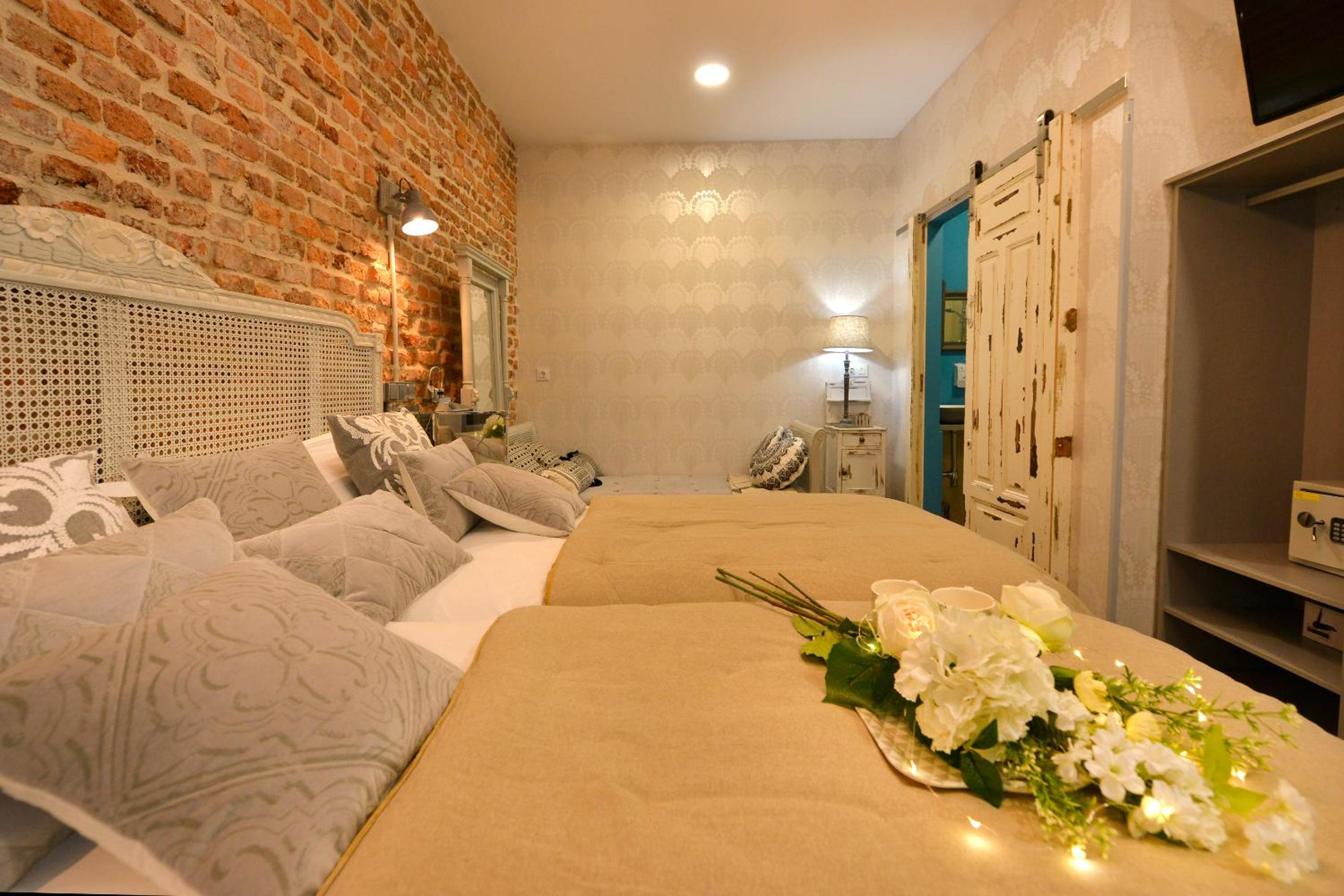 Standard Room with Extra Bed (3 Adults) - Photo 1