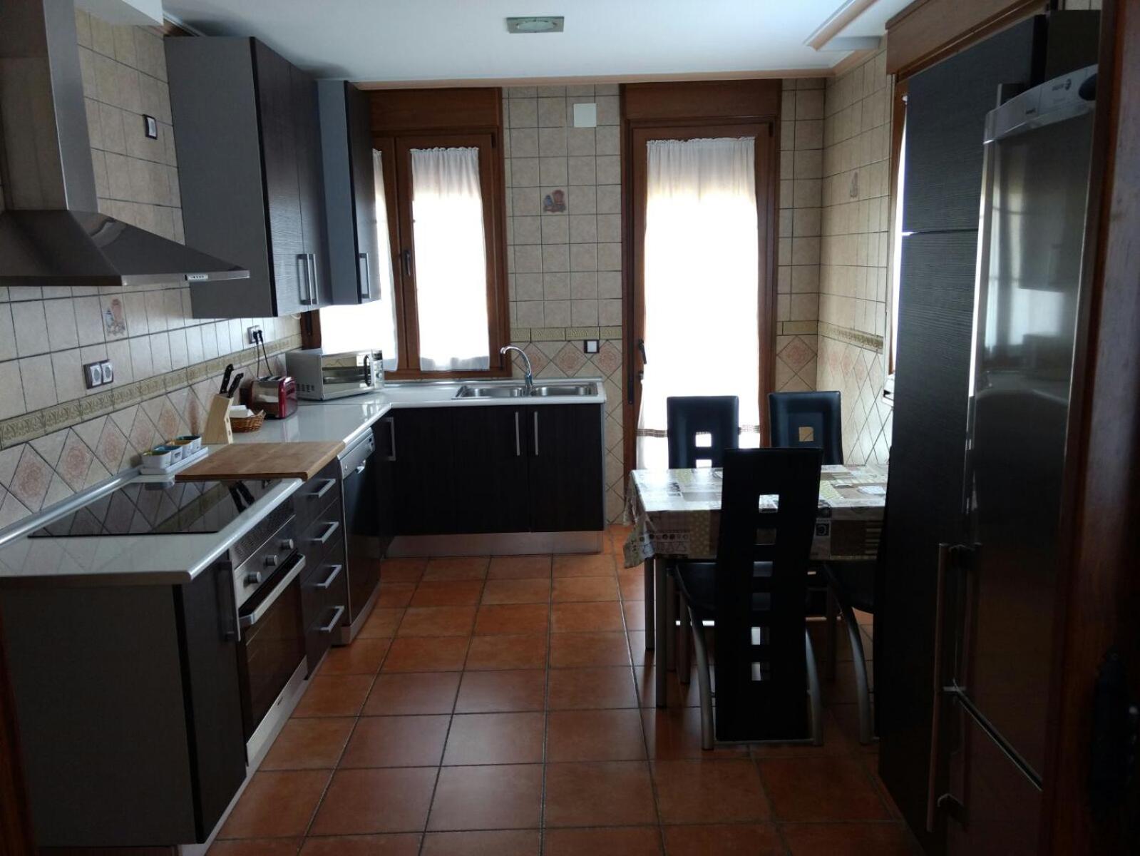 Five-Bedroom House photo 3