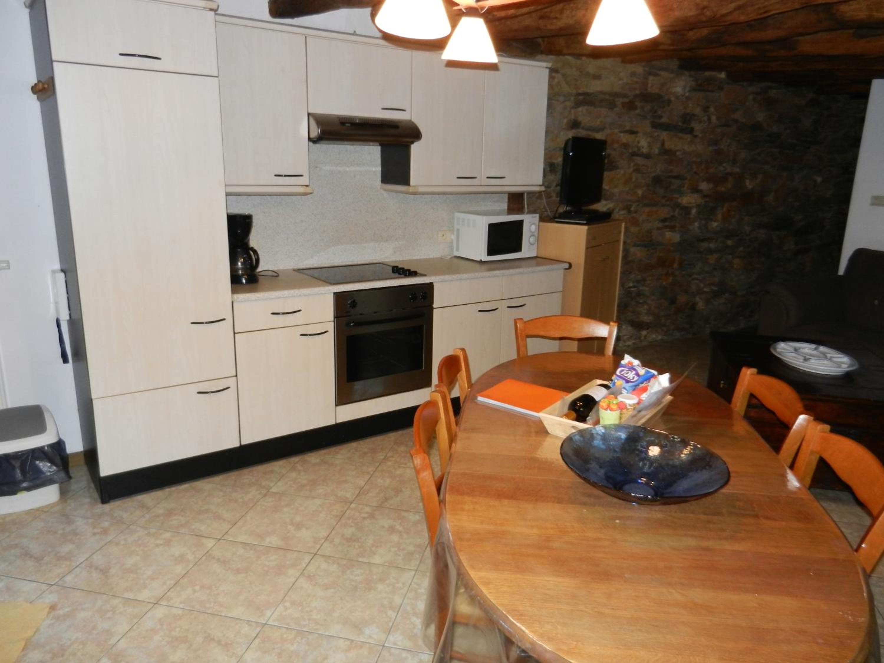 Three-Bedroom House with Private Shower photo 2
