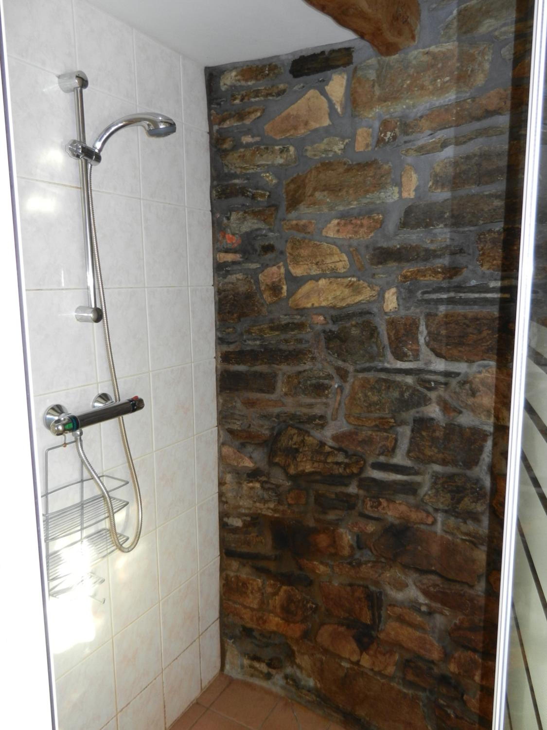 Three-Bedroom House with Private Shower photo 3