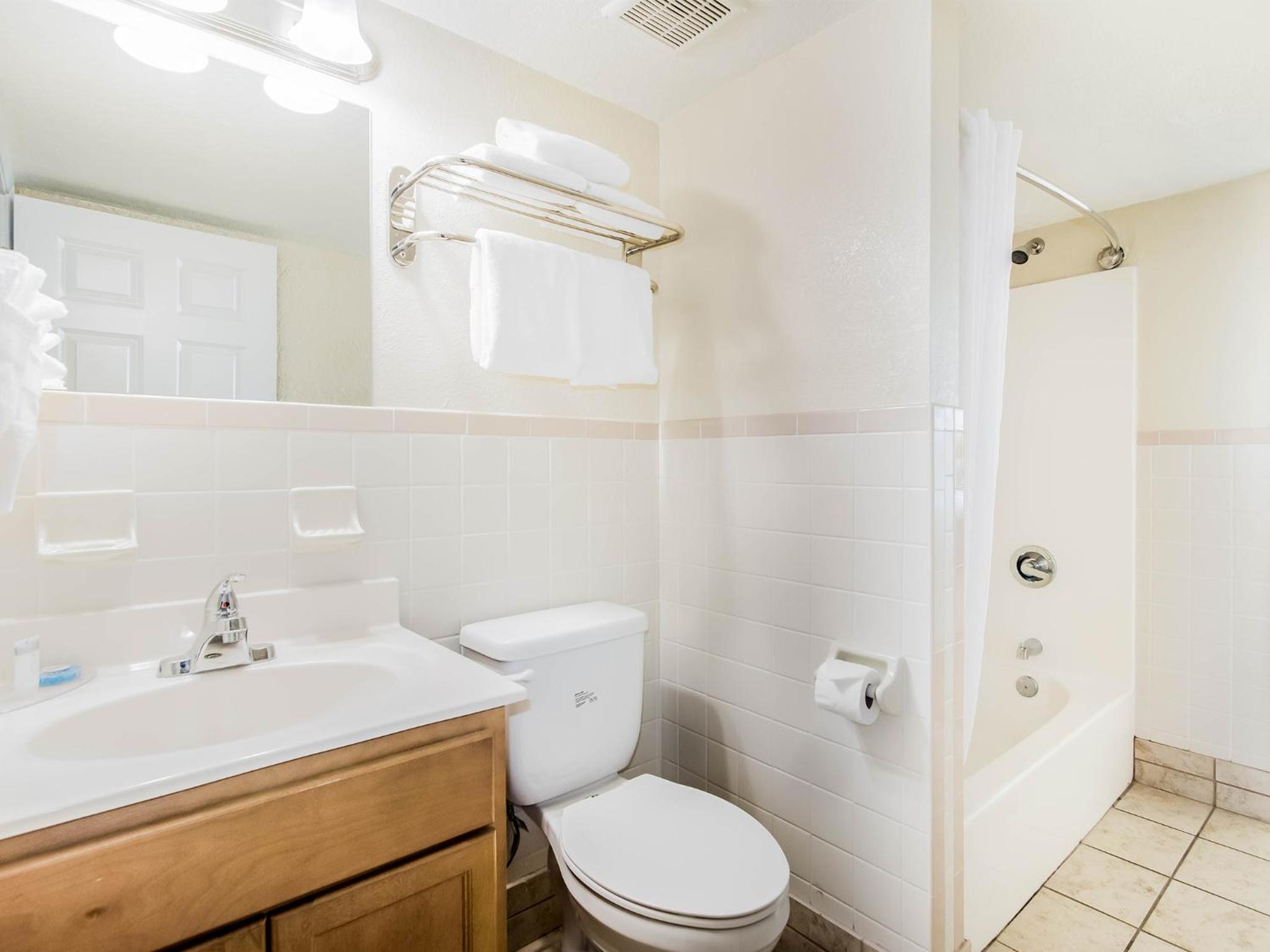 Queen Suite with Two Queen Beds and Kitchenette - Photo 4