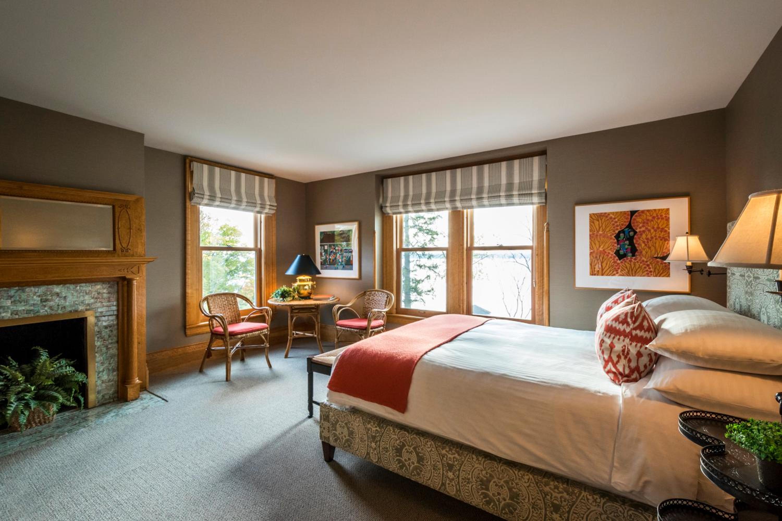 Queen Room with Lake View - Rowland House 