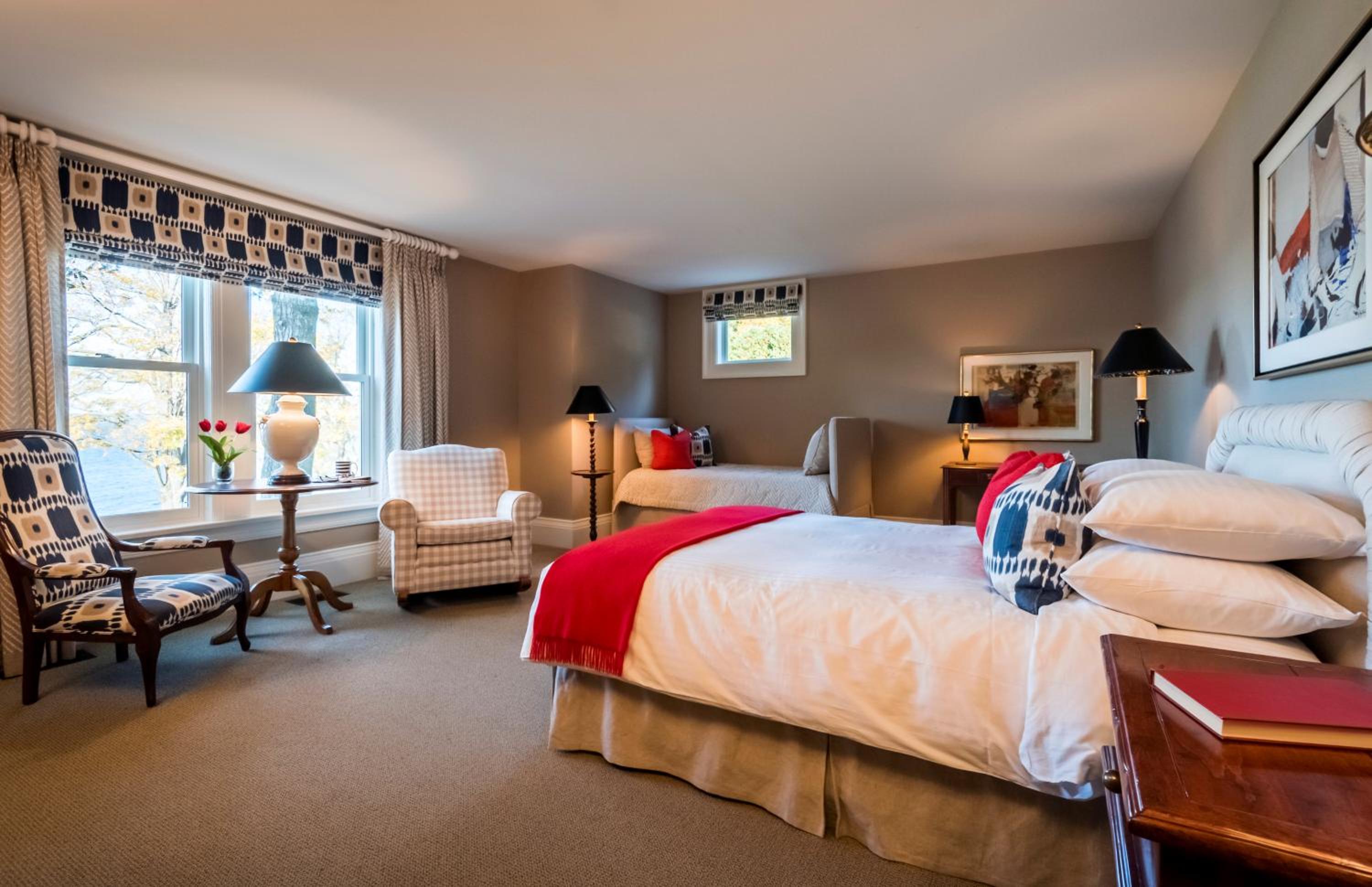Queen Room with Lake View - Rowland House 