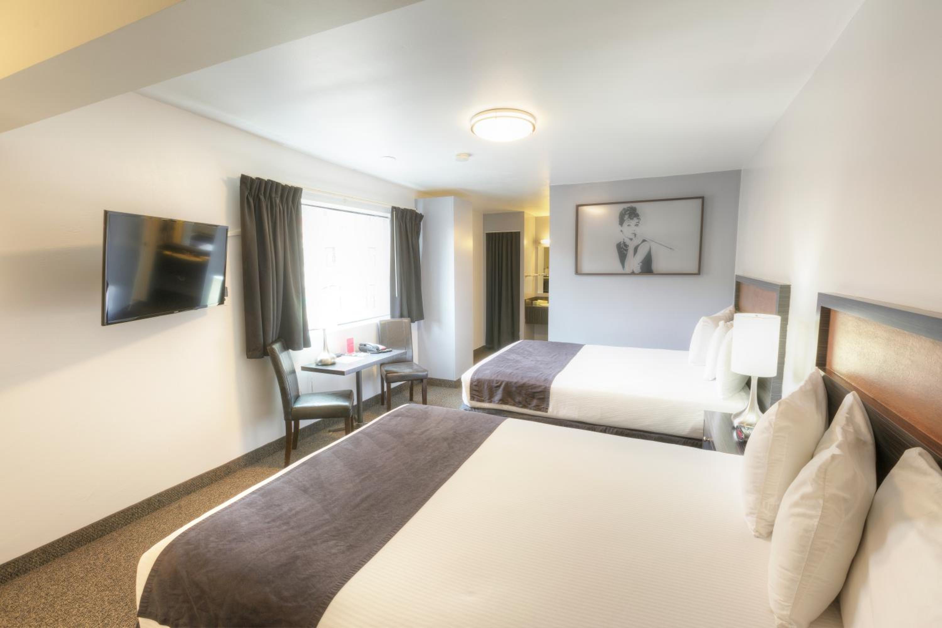 Queen Room with Two Queen Beds photo 1