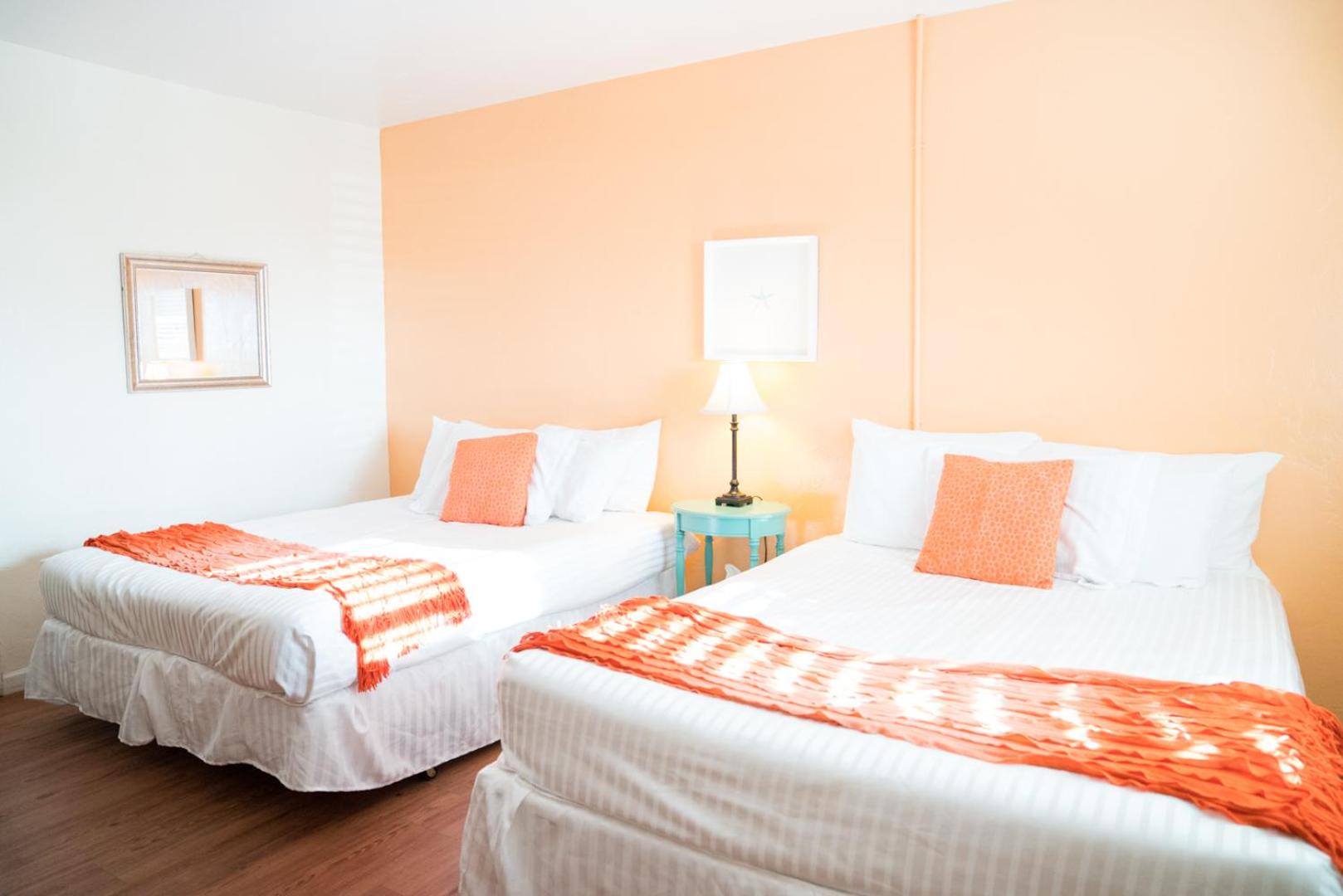 Queen Room with Two Queen Beds photo 2