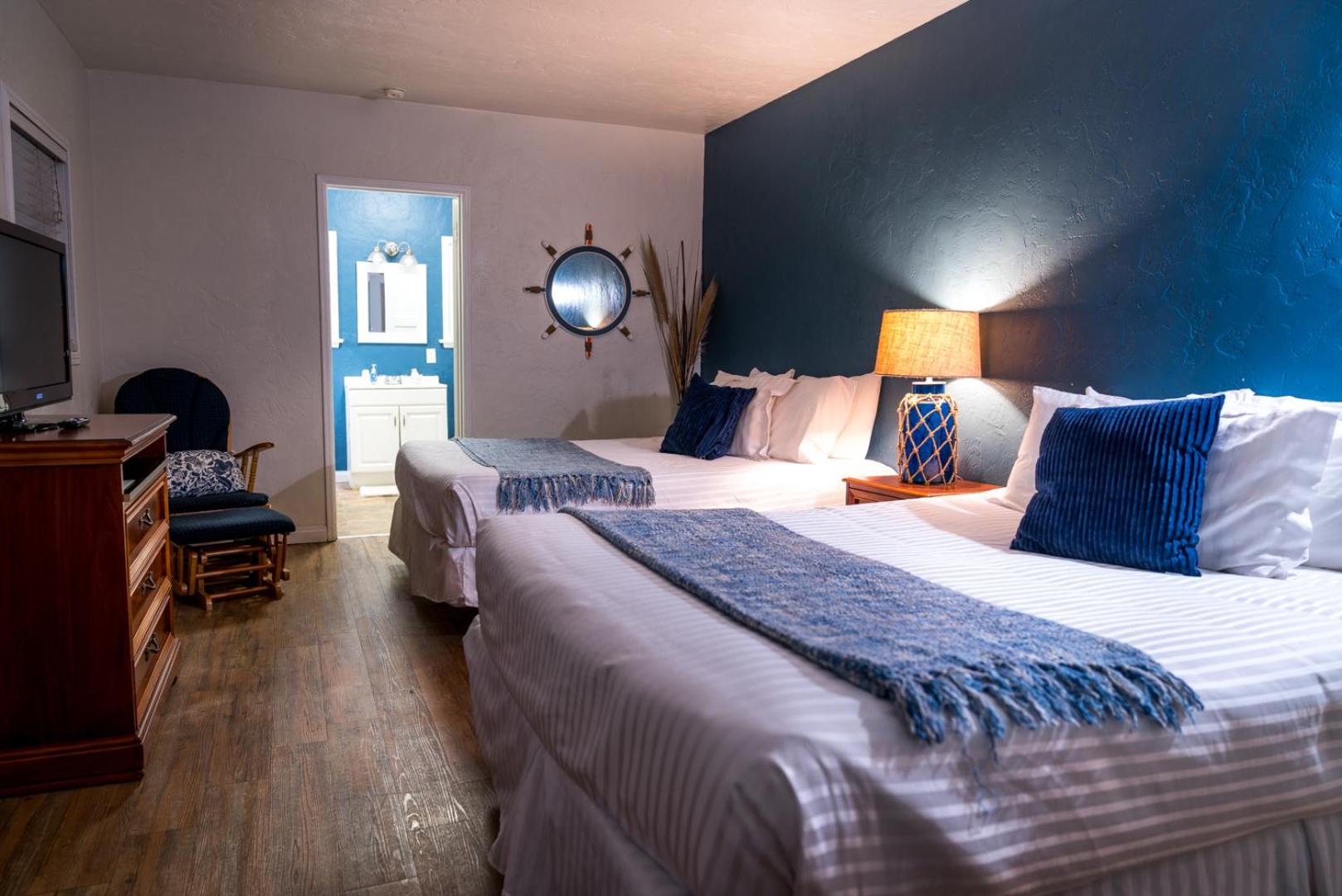 Queen Room with Two Queen Beds photo 1