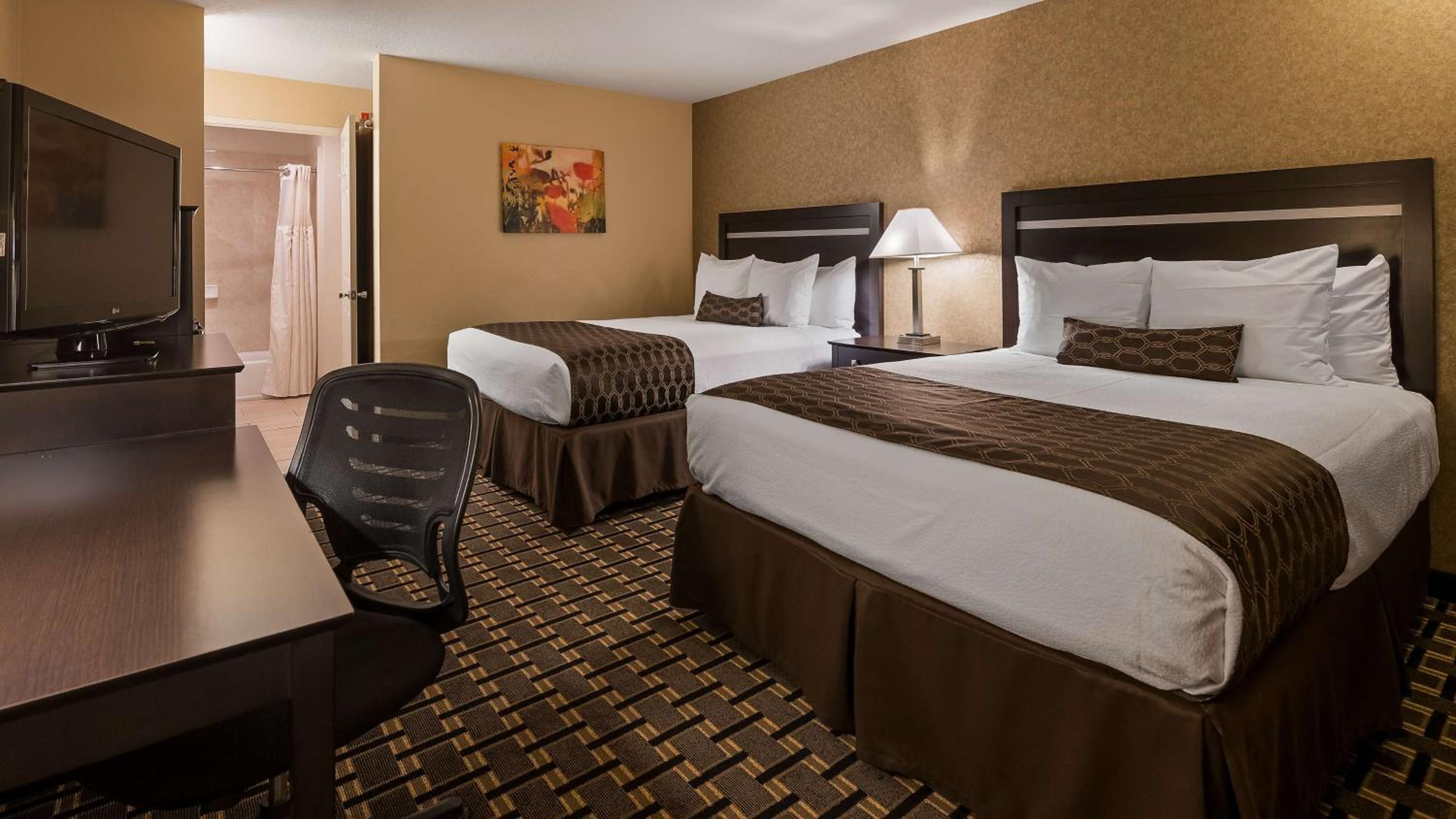 Queen Room with Two Queen Beds - Pet Friendly/Non-Smoking - Photo 1