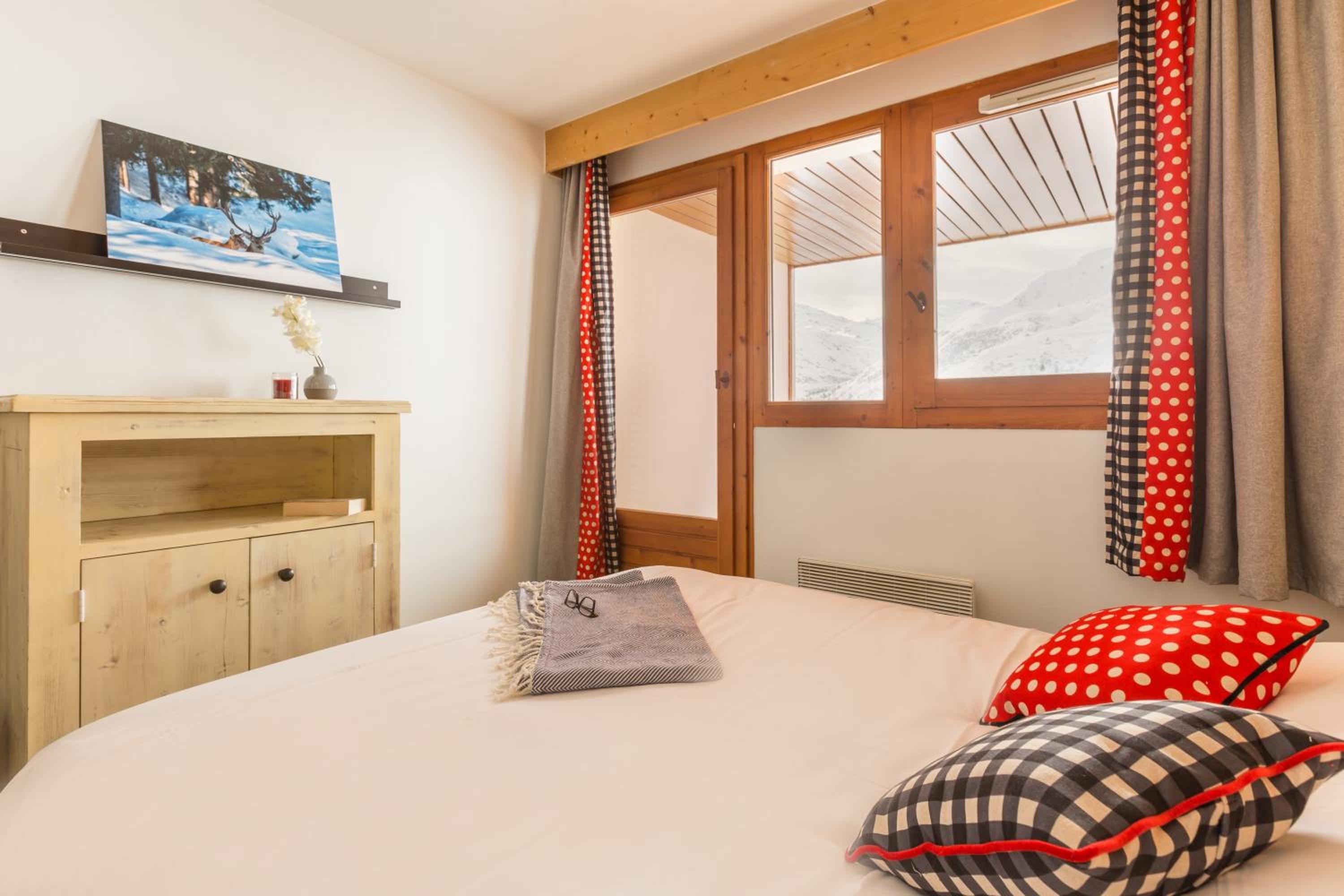 One-Bedroom Apartment with Sleeping Alcove and Balcony (6 People)