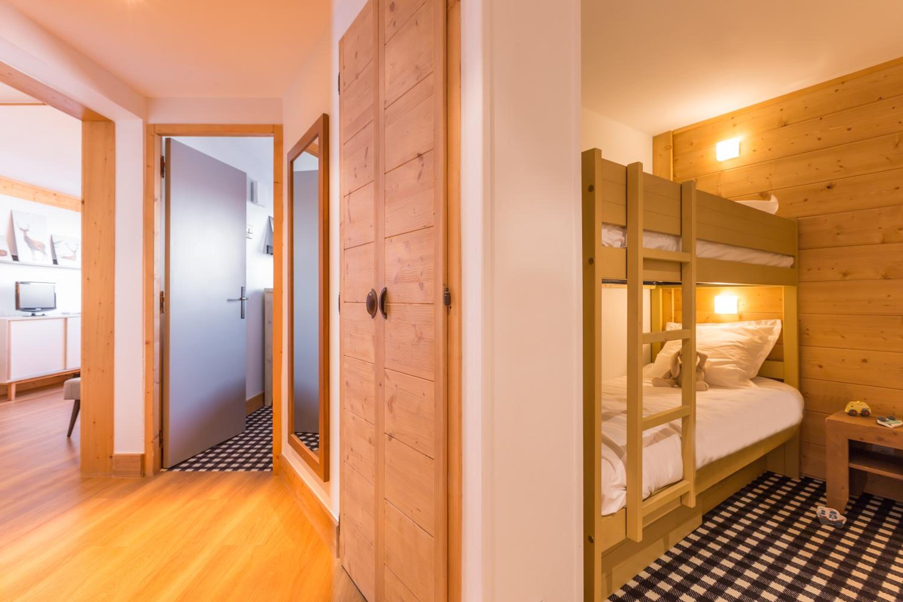 One-Bedroom Apartment with Sleeping Alcove and Balcony (6 People) photo 3