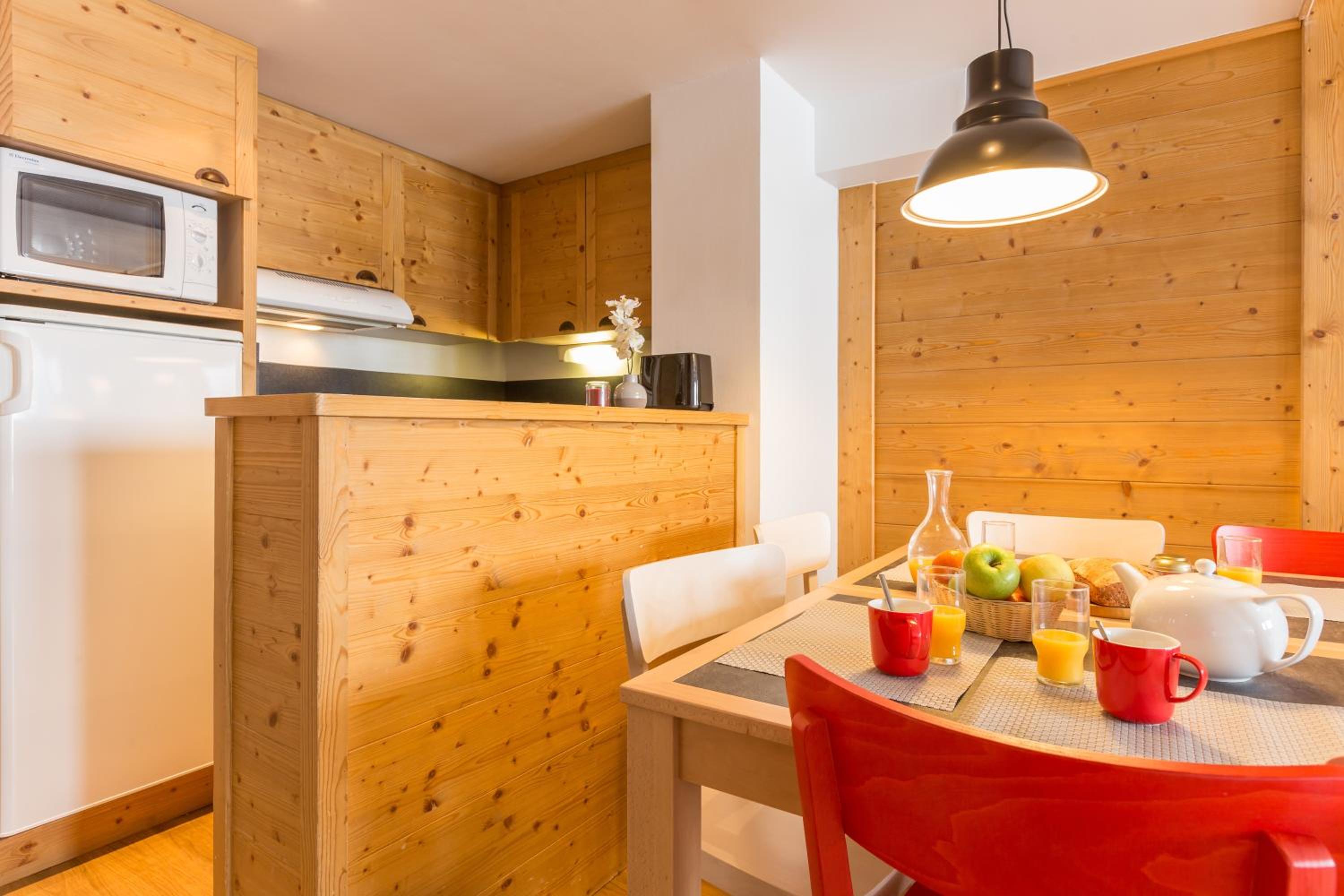 Two-Bedroom Apartment with Sleeping Alcove and Balcony (9 People)
