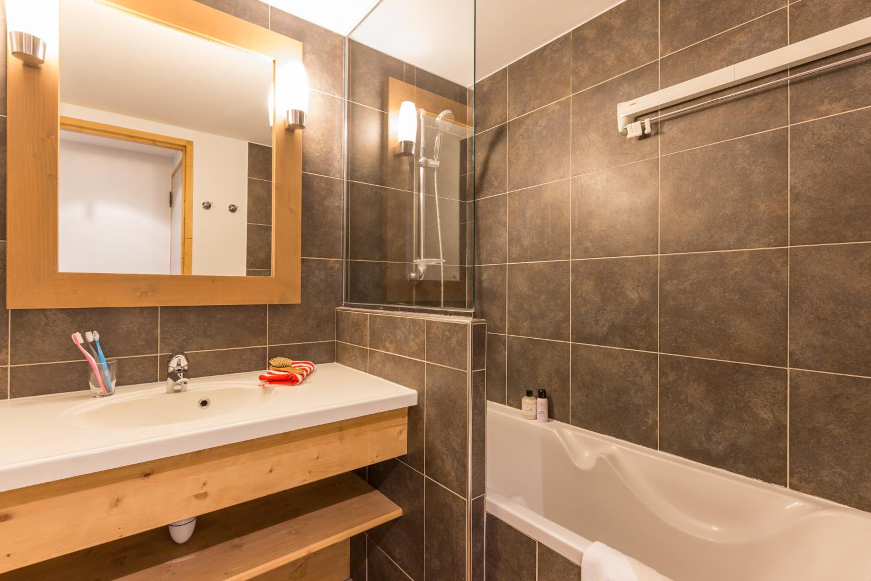 One-Bedroom Apartment with Sleeping Alcove and Balcony (6 People) photo 2