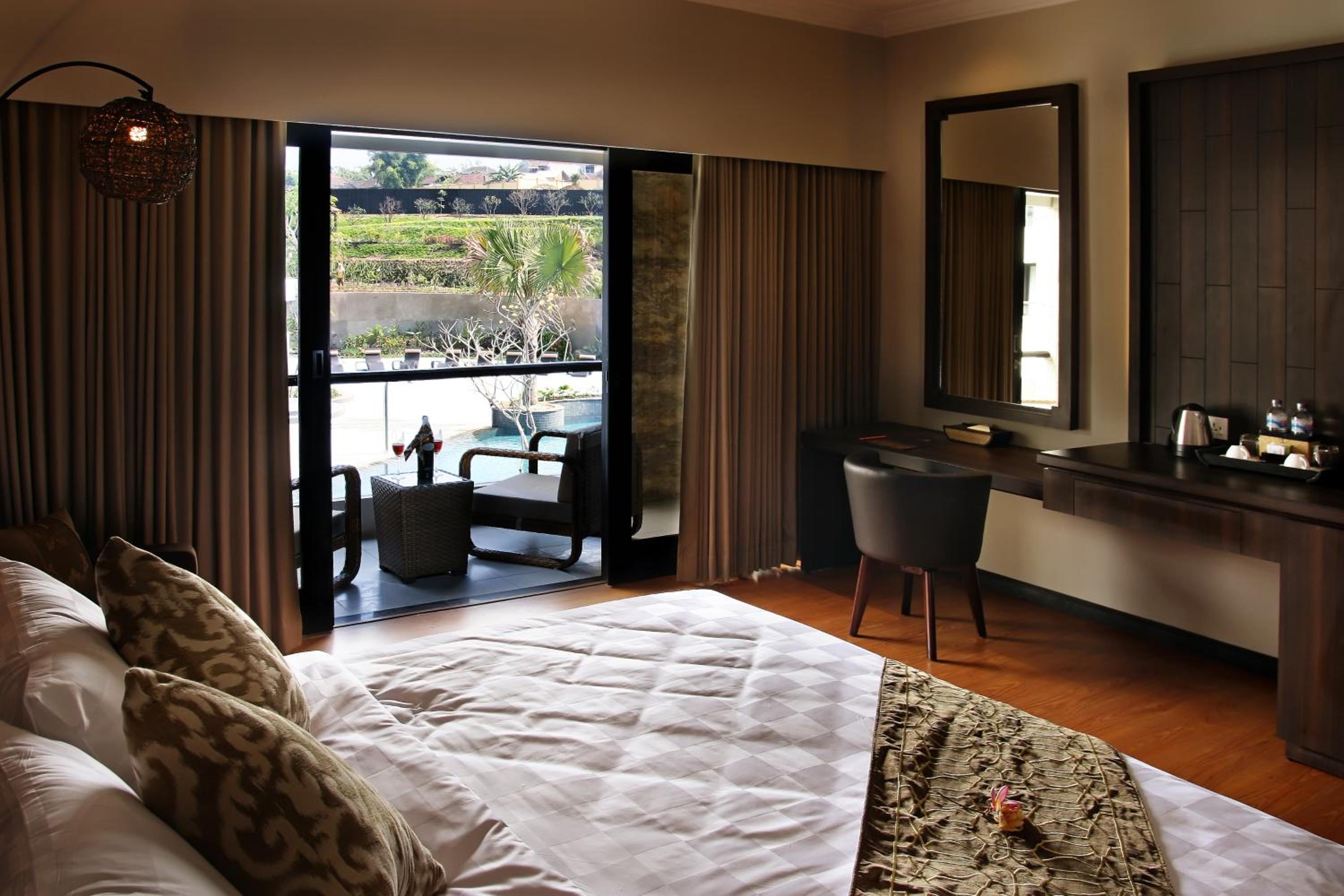 Premier Room with Pool View - Photo 1