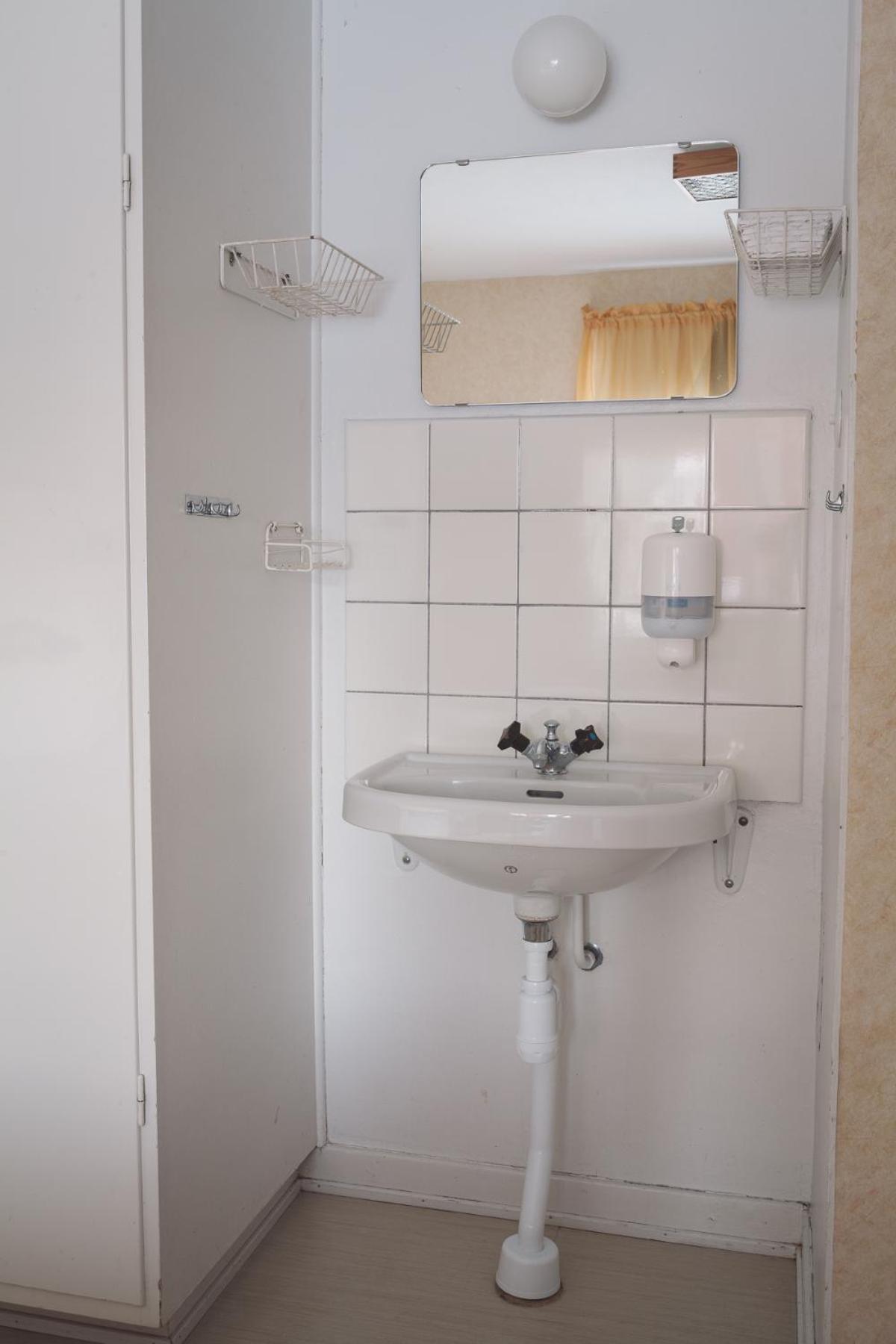 Small Double Room Shared Bathroom photo 2