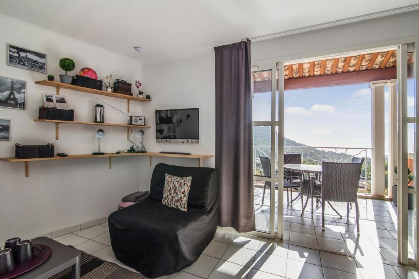 Prestige One-Bedroom Apartment (5 People) photo 1