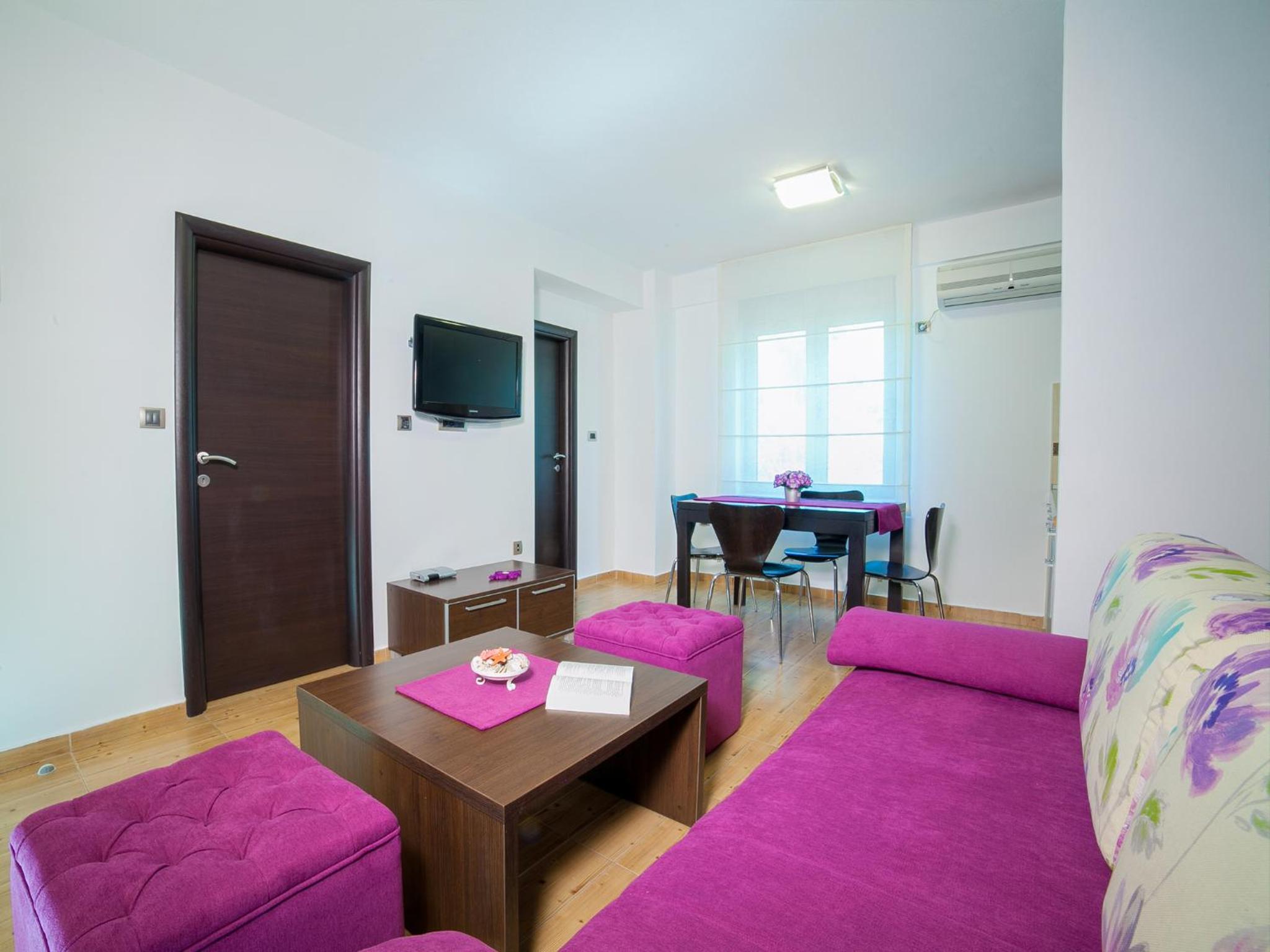 One-Bedroom Apartment photo 1