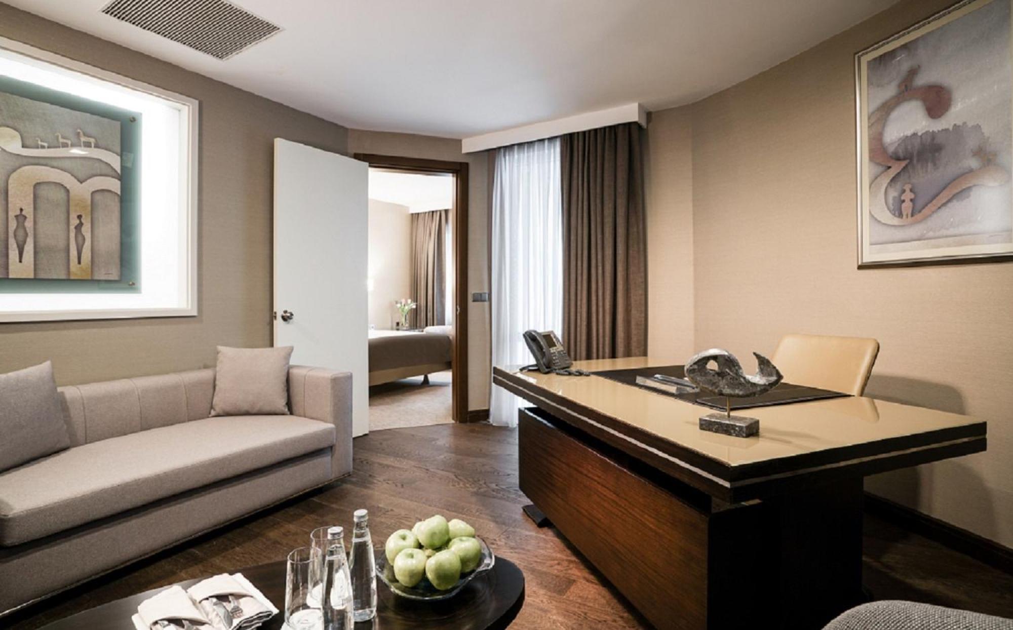 Executive Suite - Photo 3