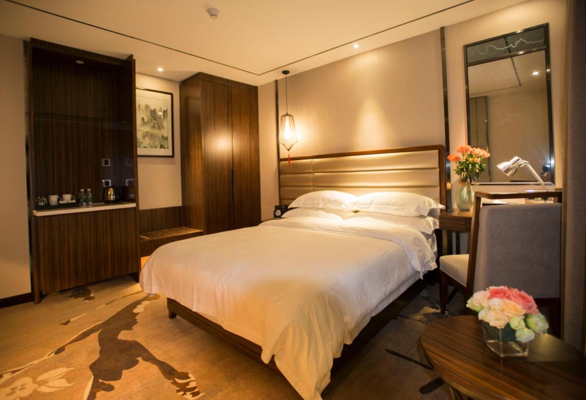 Deluxe Queen Room - Non-Smoking photo 2