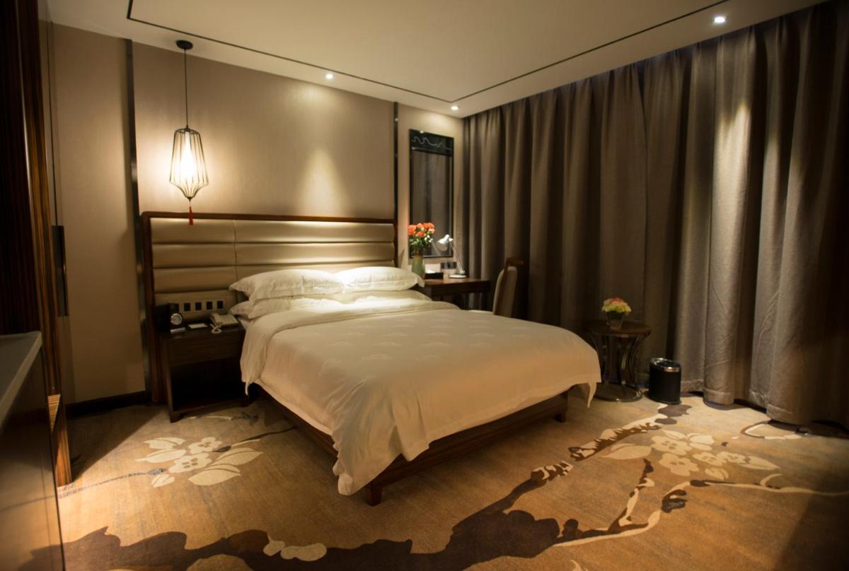 Deluxe Queen Room - Non-Smoking photo 1
