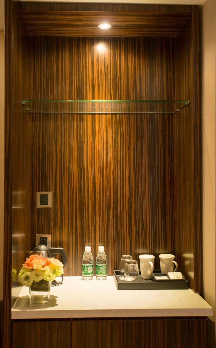 Deluxe King Suite - Non-Smoking photo 3