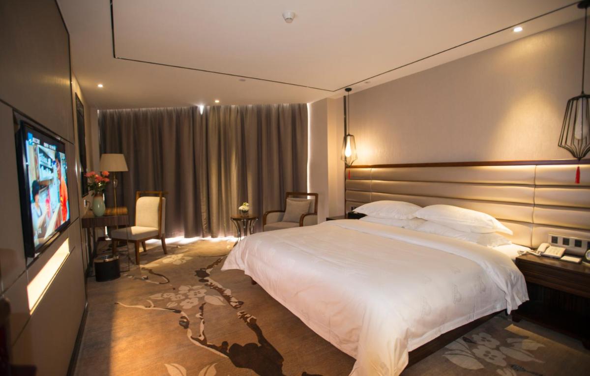 Deluxe King Suite - Non-Smoking photo 2