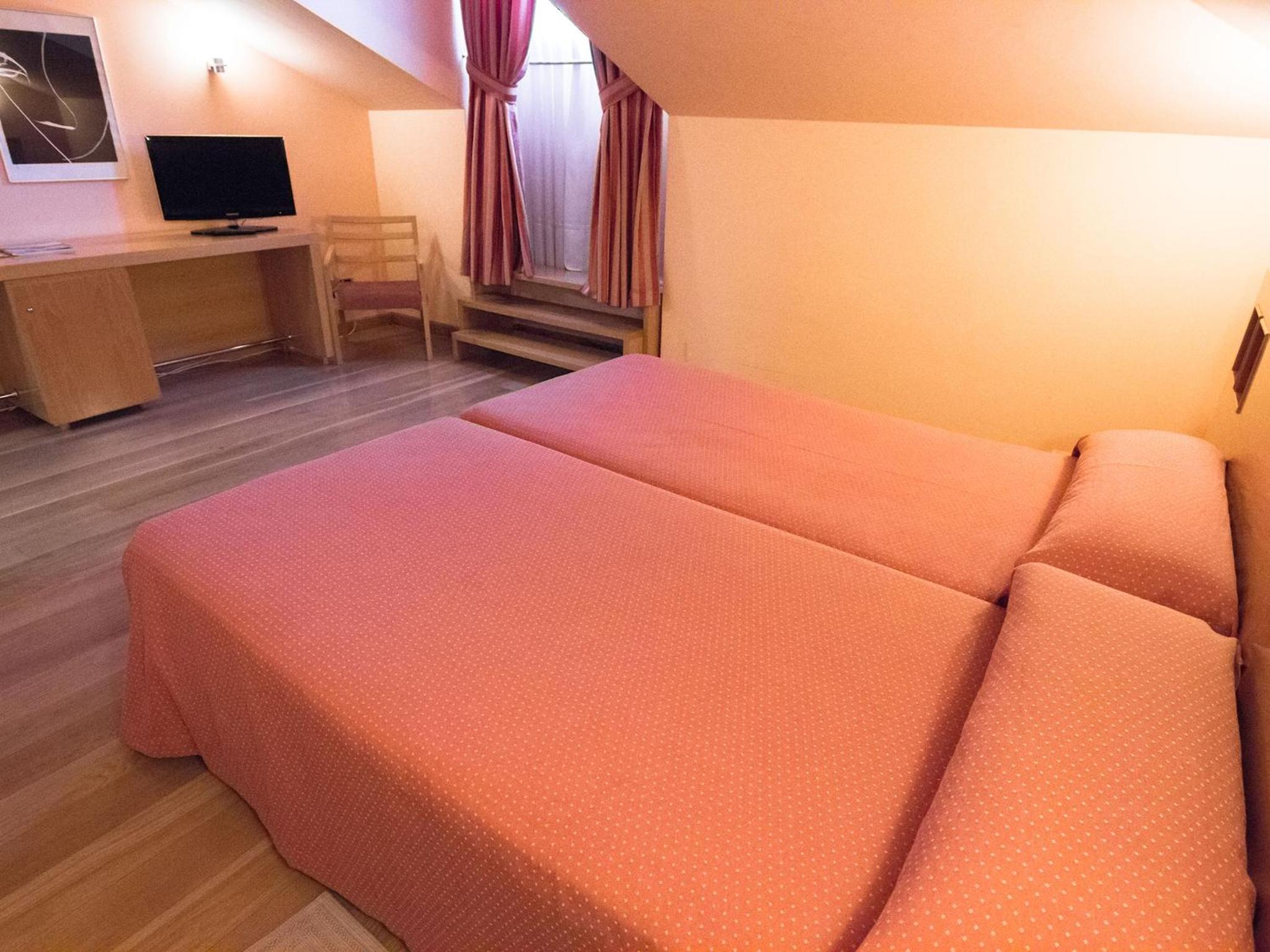 Twin Room - Photo 2