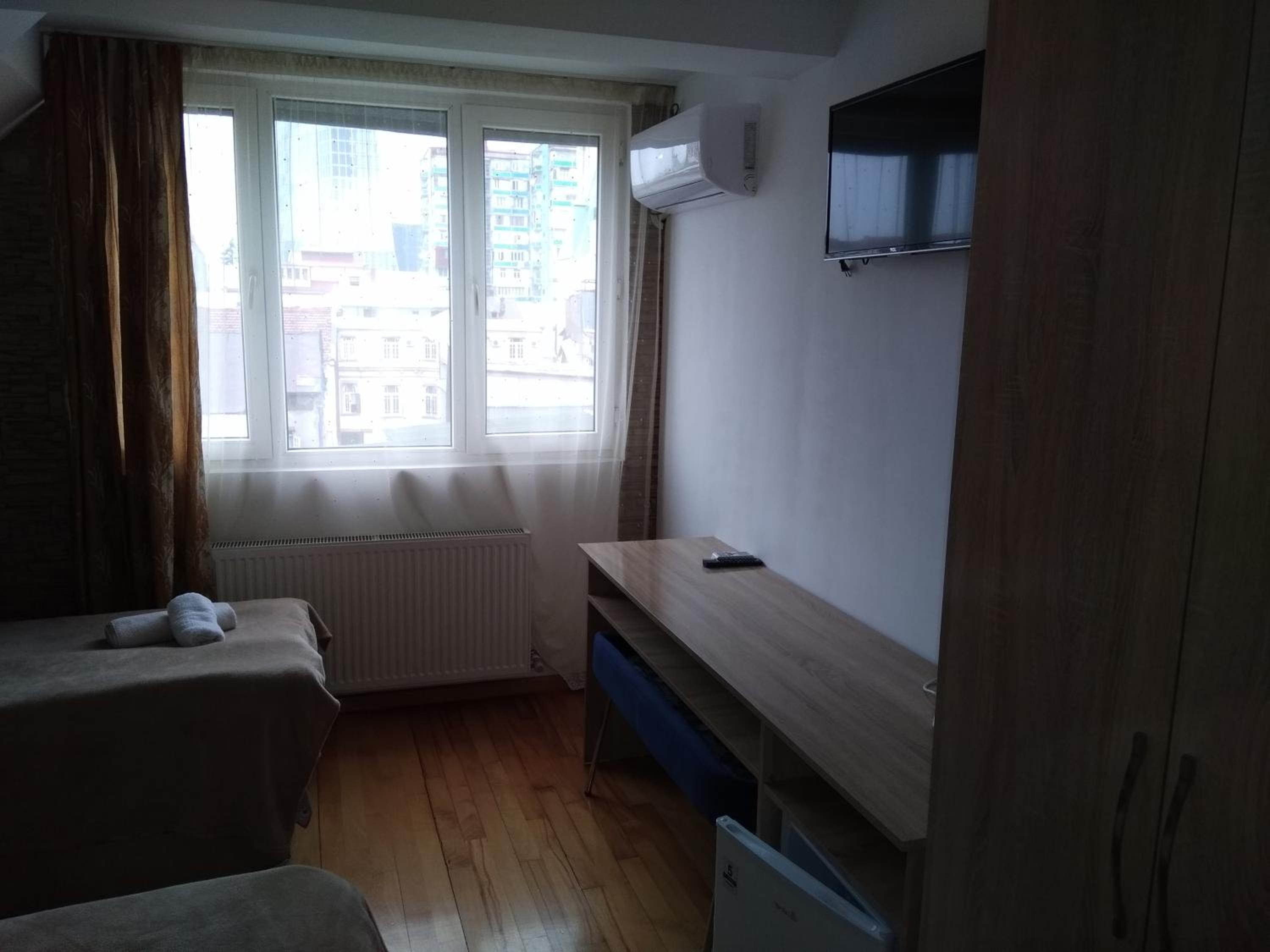 Economy Triple Room photo 3