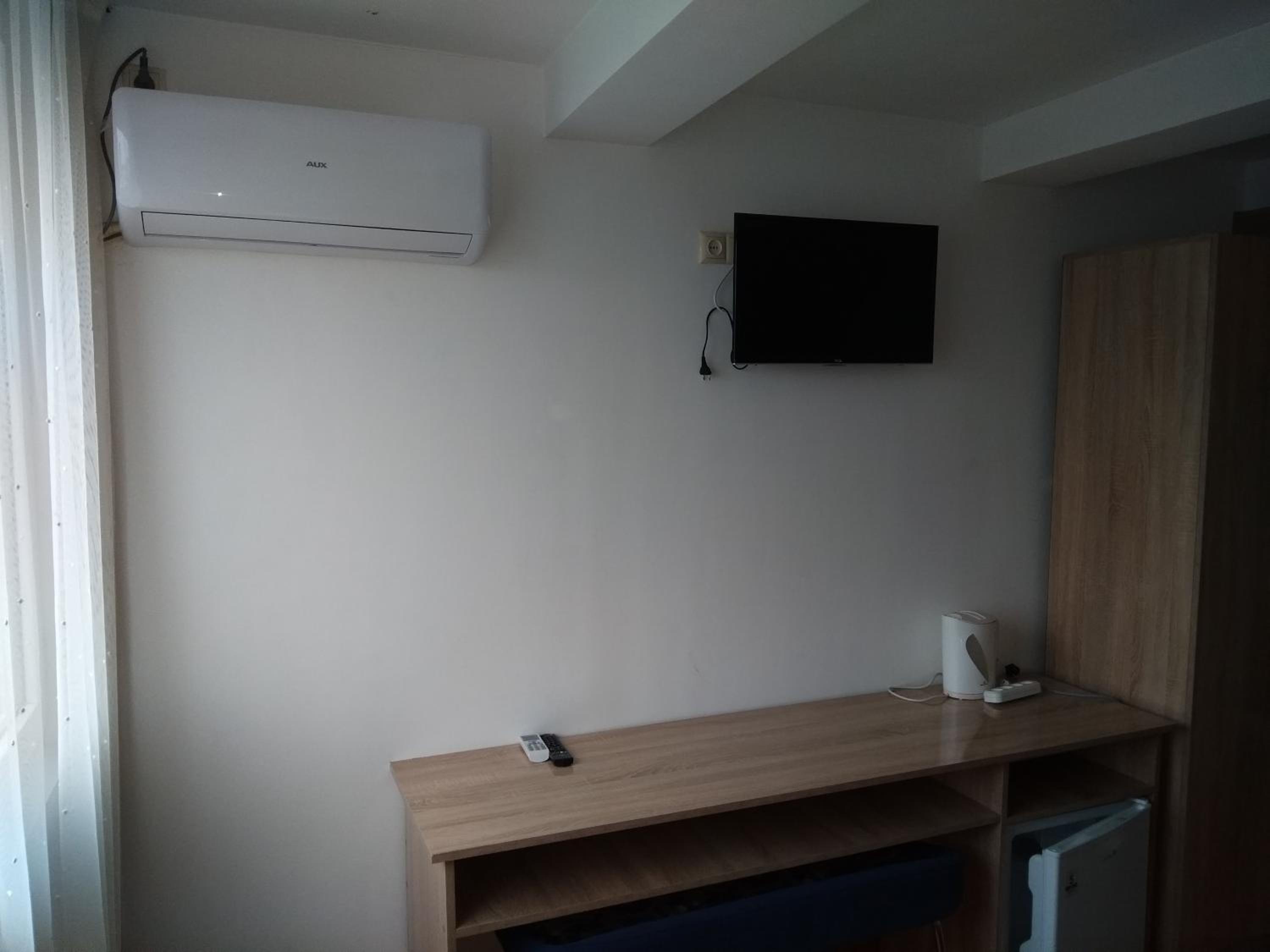Economy Triple Room photo 2