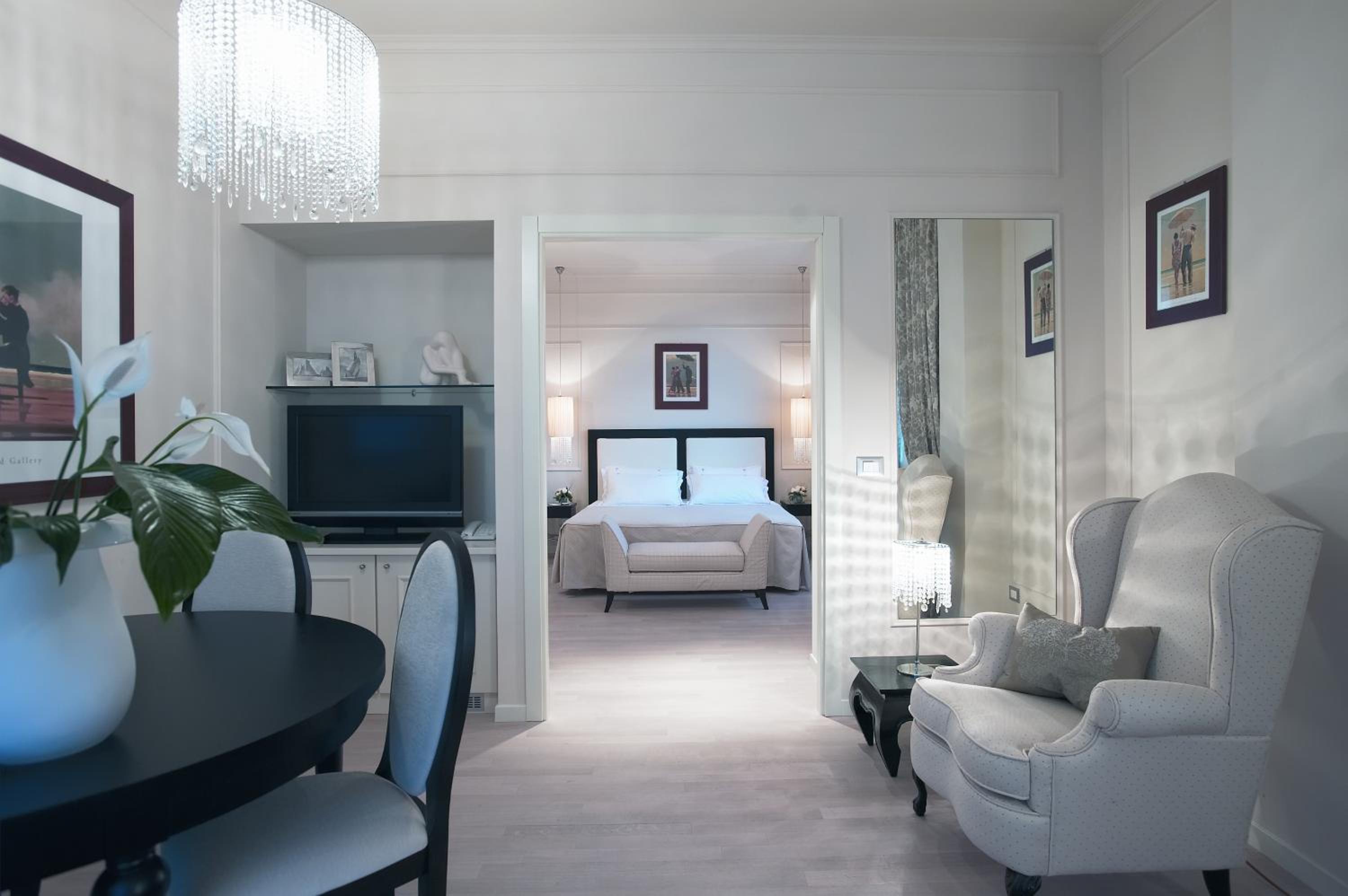 Suite with Balcony - Photo 7