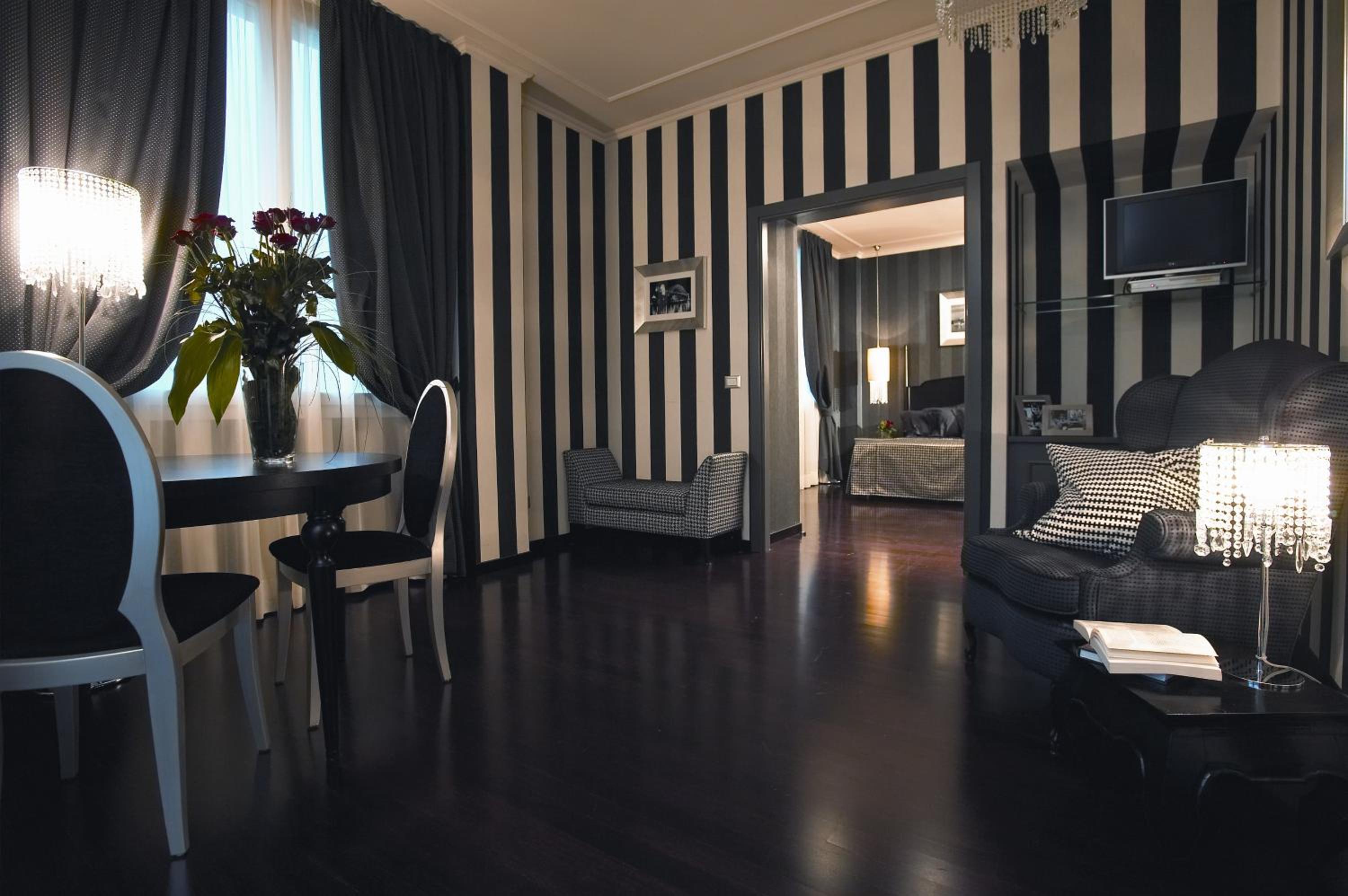 Suite with Balcony - Photo 2