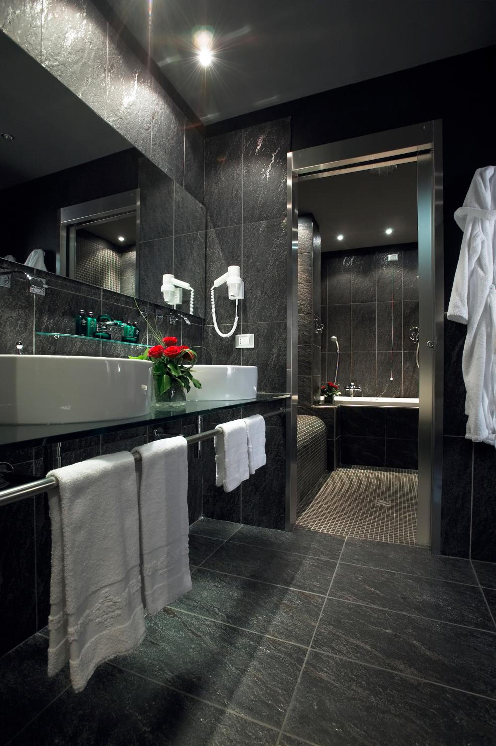 Suite with Balcony - Photo 8