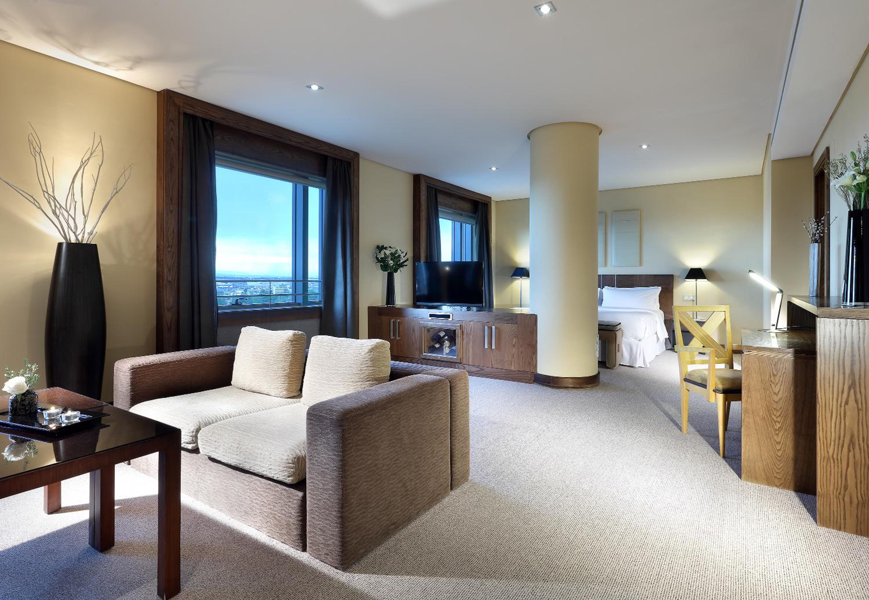 Premium Suite with Hot Tub - Photo 4