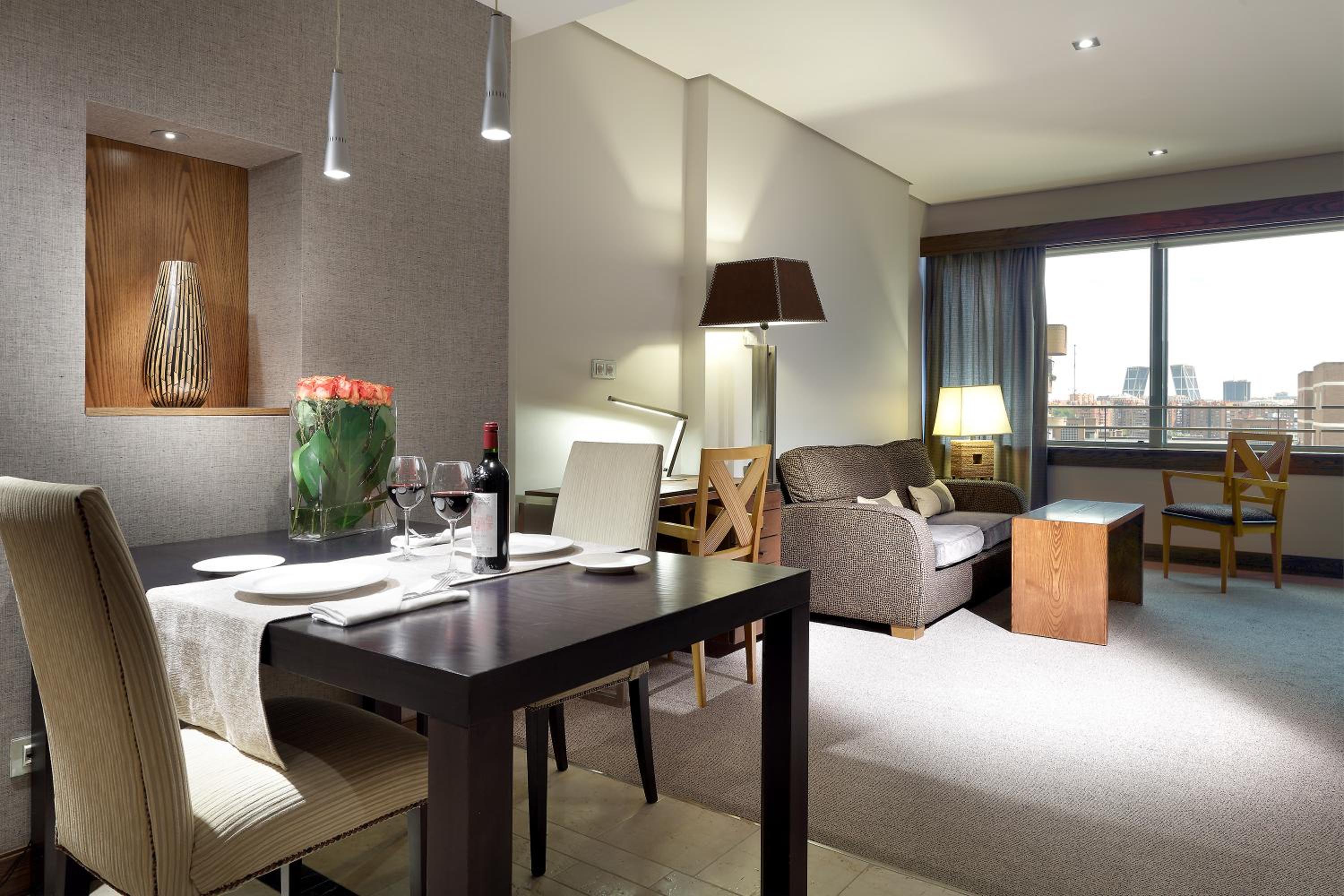 Premium Suite with Hot Tub - Photo 5