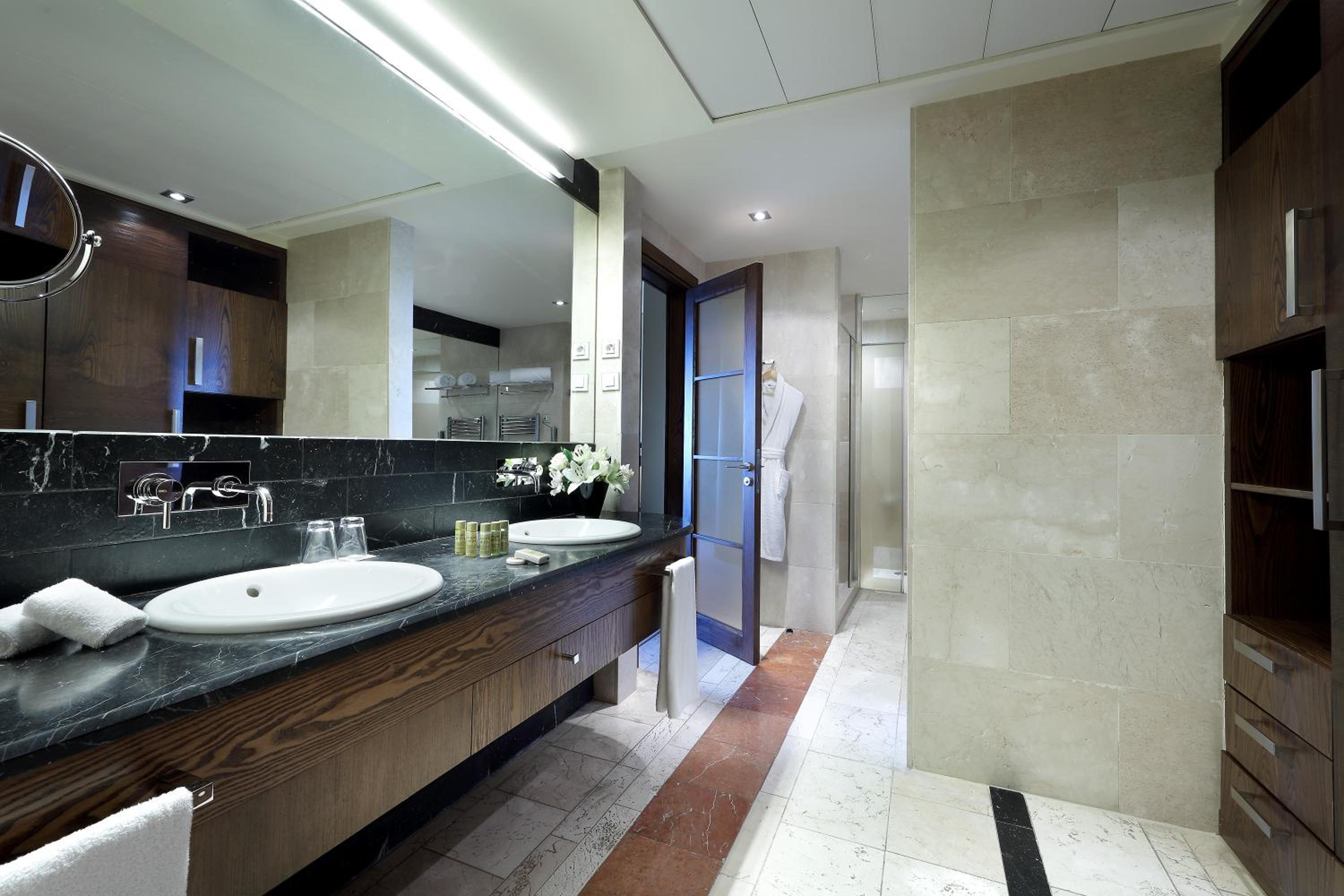 Premium Suite with Hot Tub - Photo 3