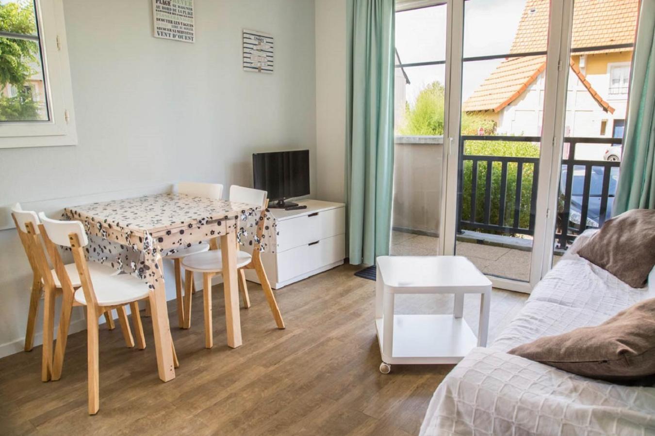Select One-Bedroom Apartment (4 People)