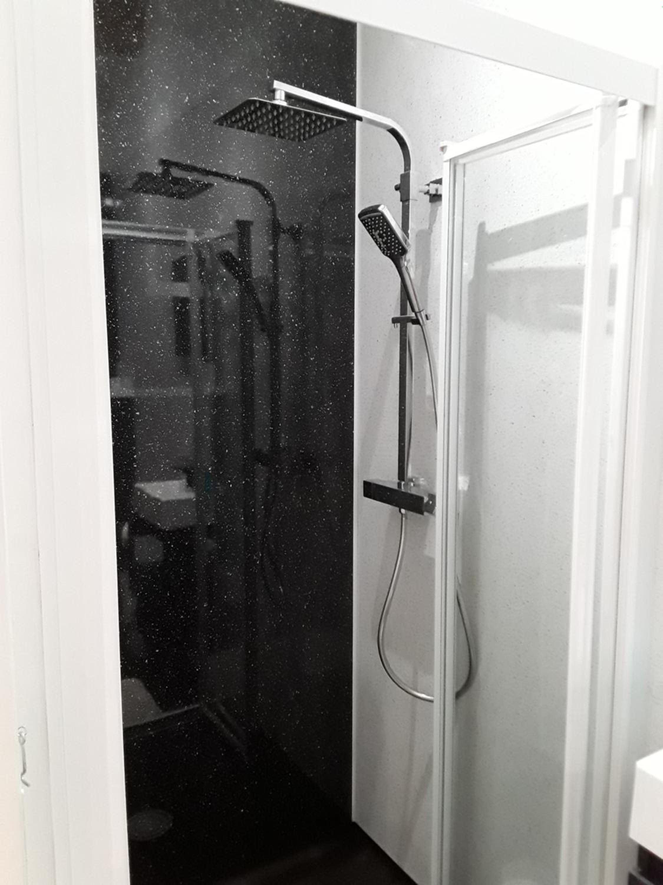 Deluxe Double Room with Shower - Photo 4