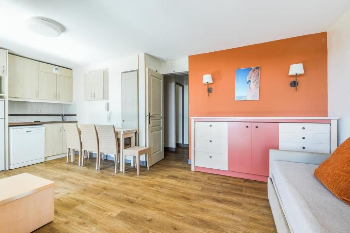 Prestige One-Bedroom Apartment (7 People) photo 2