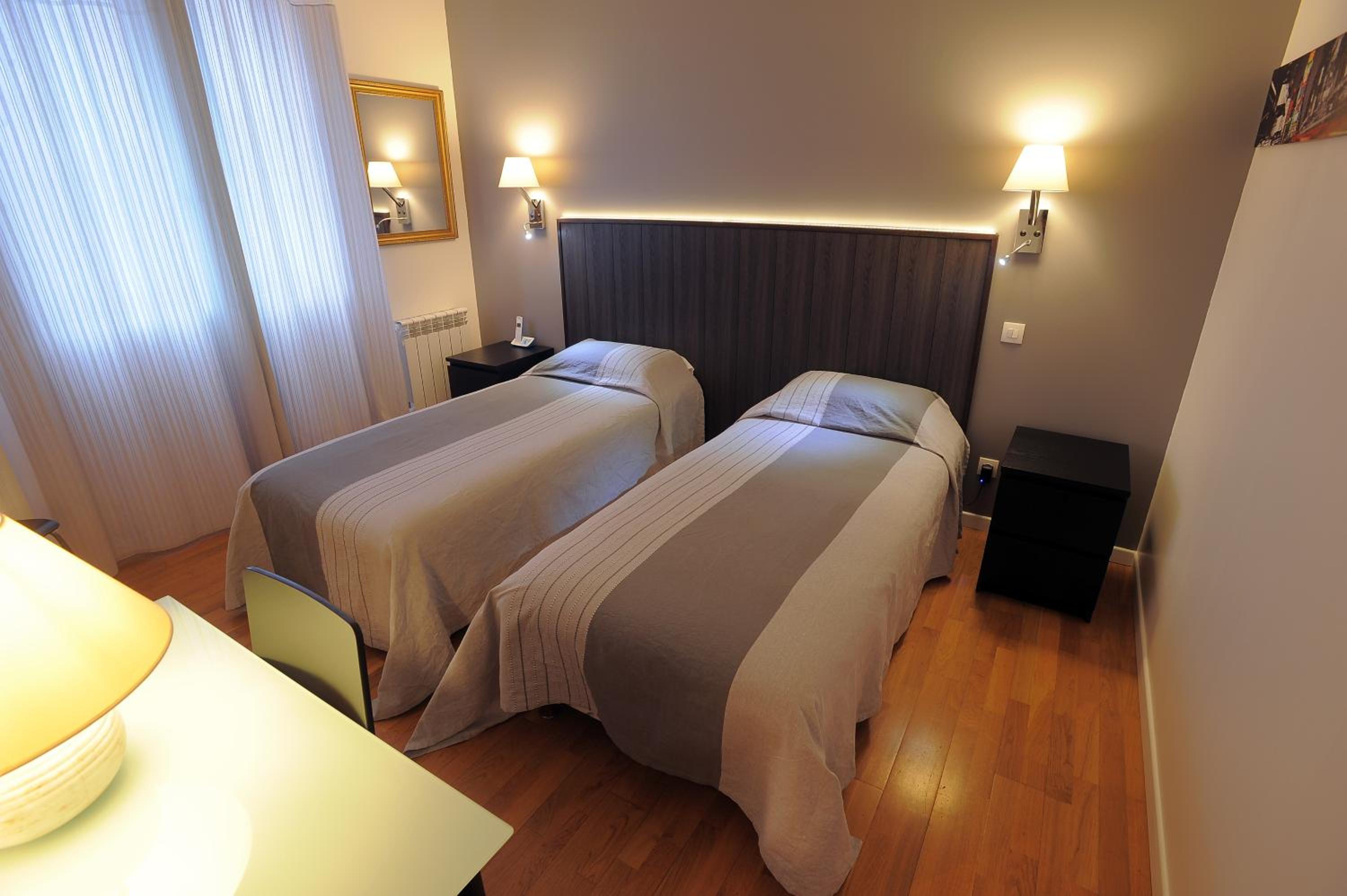 Twin Room - Photo 6
