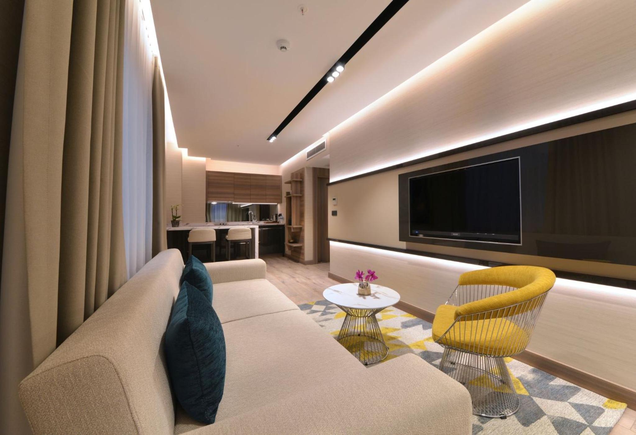 Deluxe Suite with Kitchen photo 2