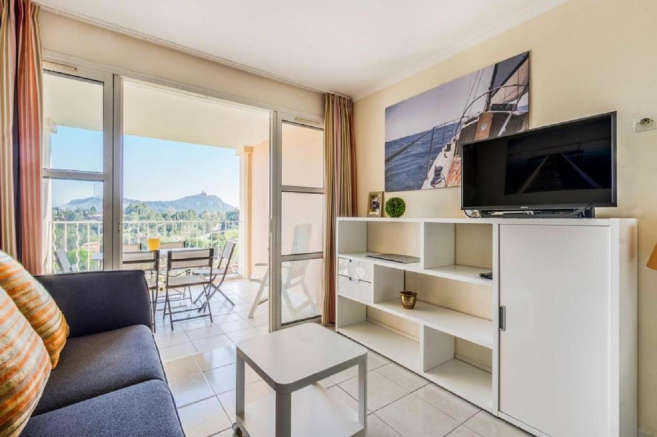Select One-Bedroom Apartment (6 People) photo 2