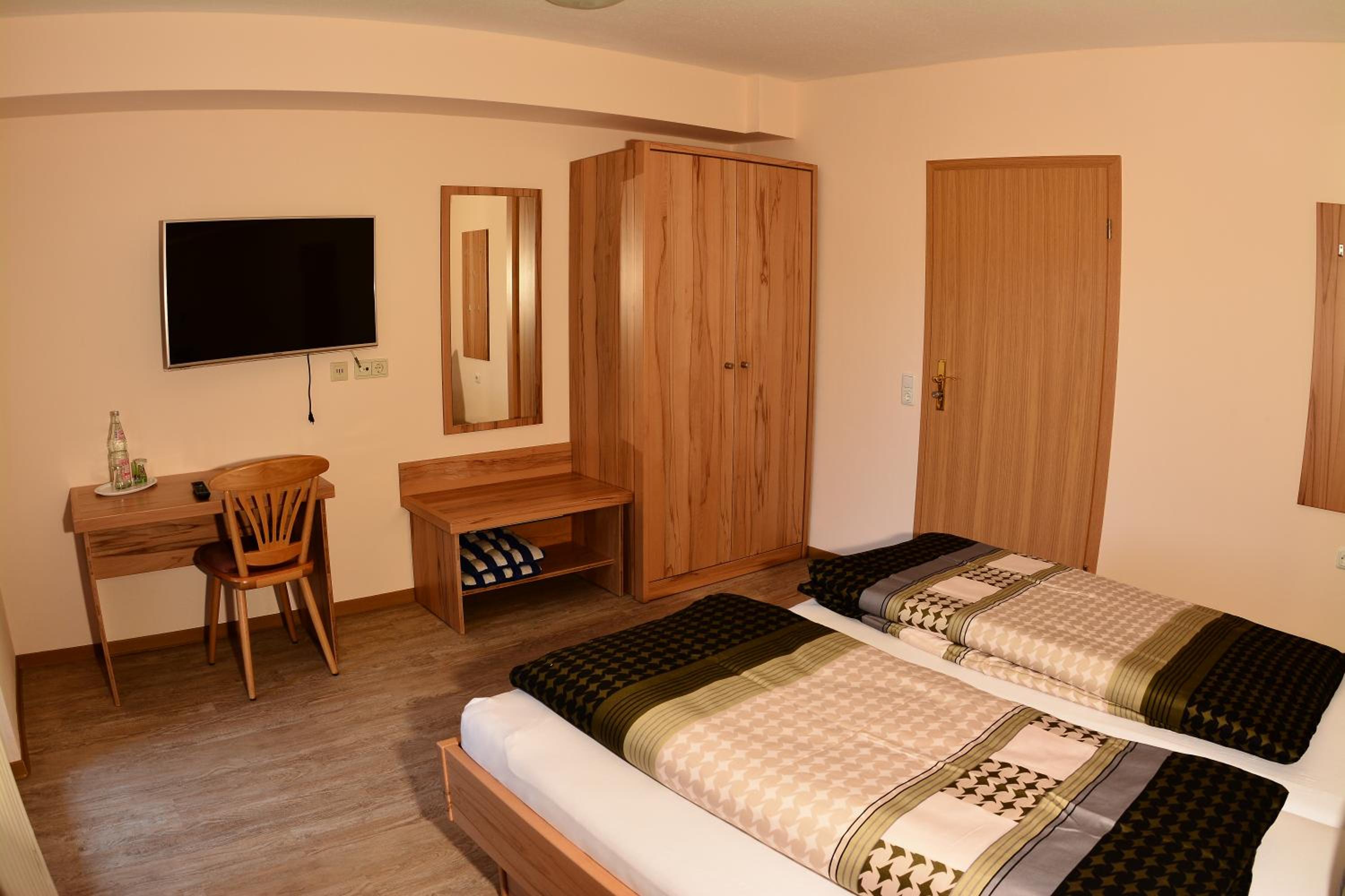 Double Room with Balcony - Photo 5