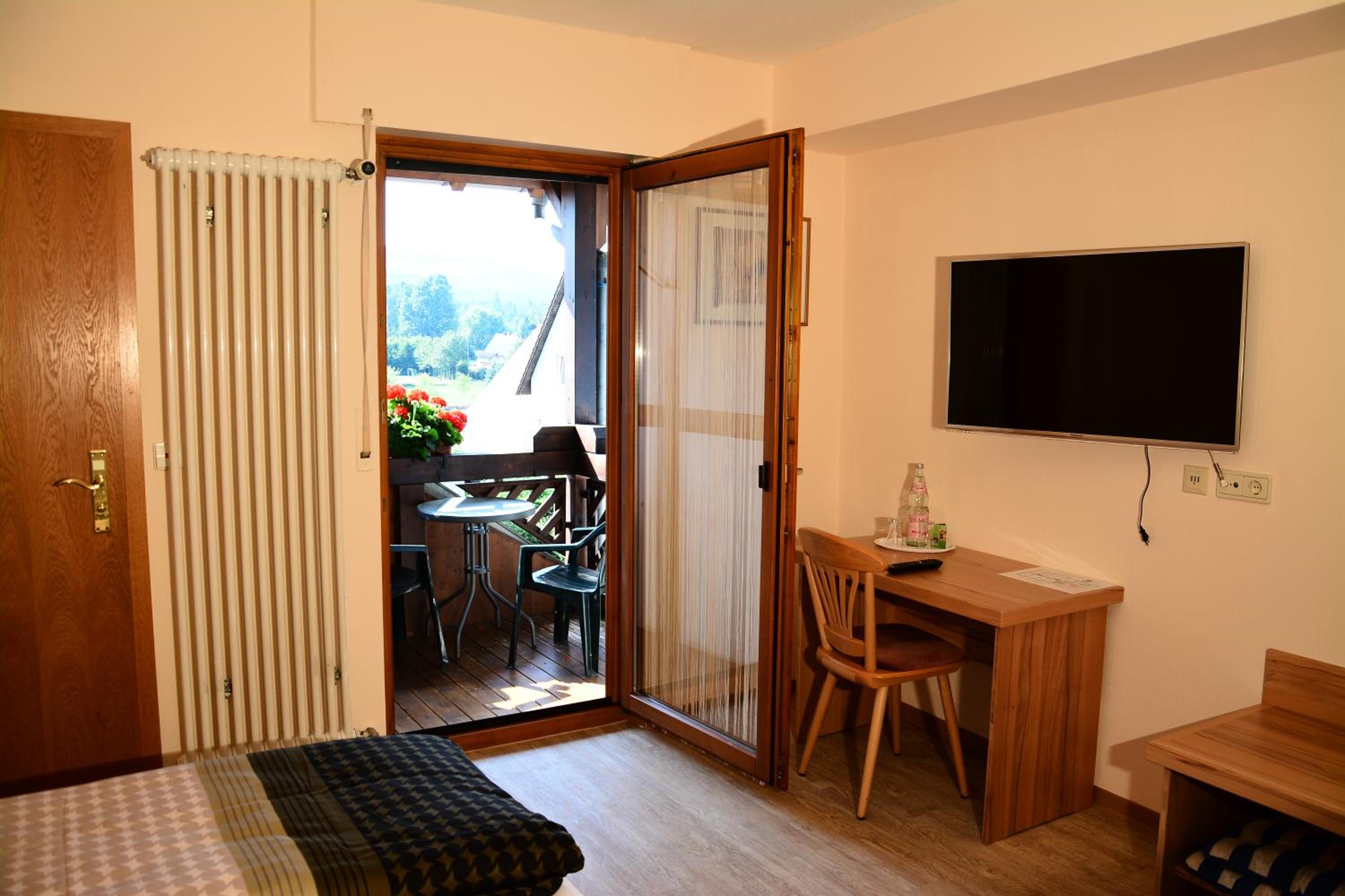 Double Room with Balcony - Photo 10